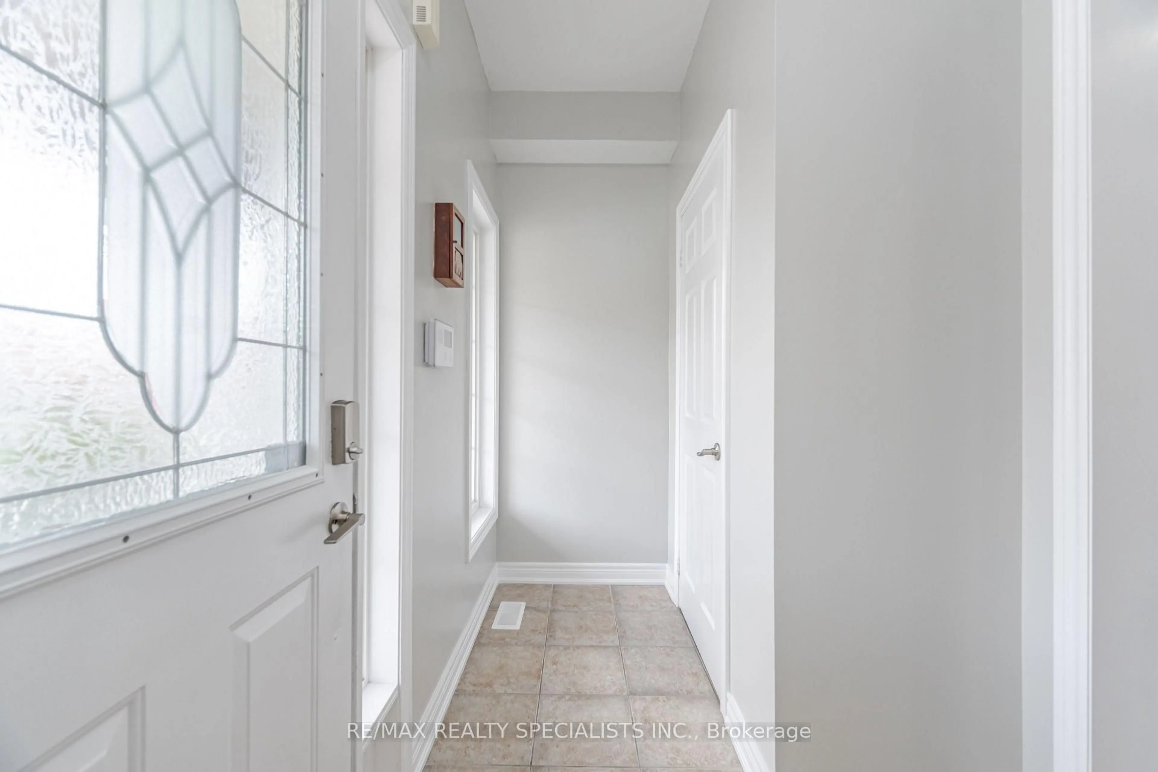 Indoor entryway for 1040 Eager Rd, Milton Ontario L9T 6T1
