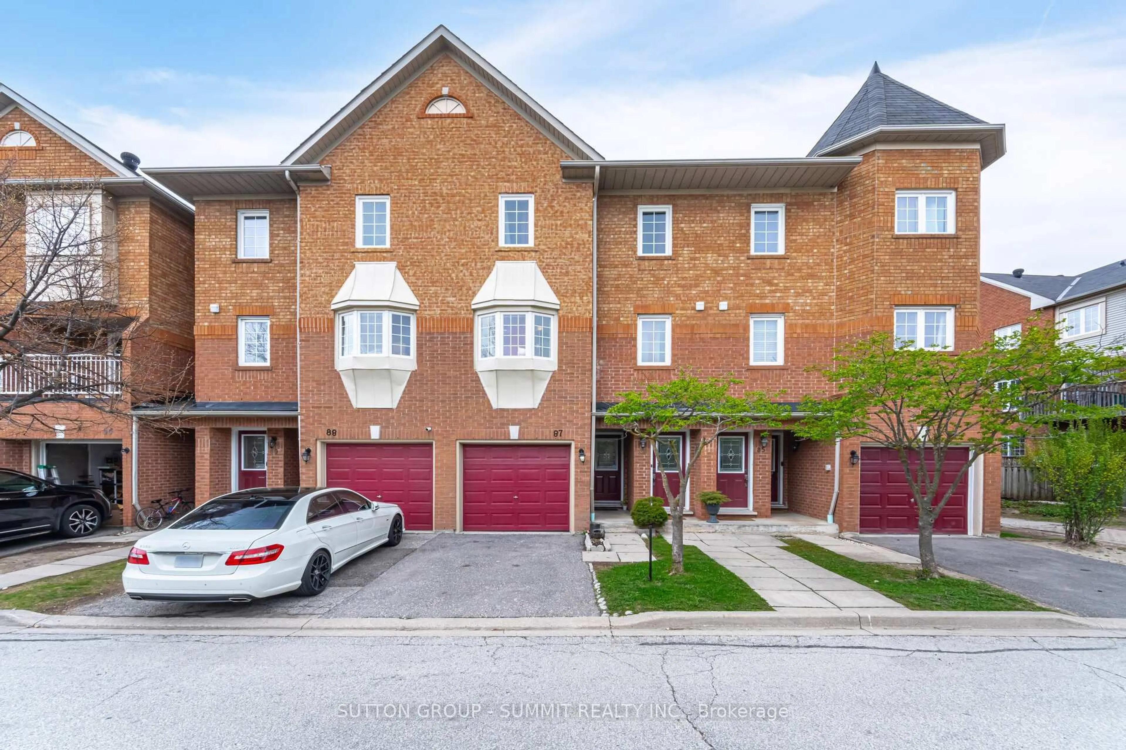 A pic from outside/outdoor area/front of a property/back of a property/a pic from drone, street for 6950 Tenth Line #87, Mississauga Ontario L5N 6Y1