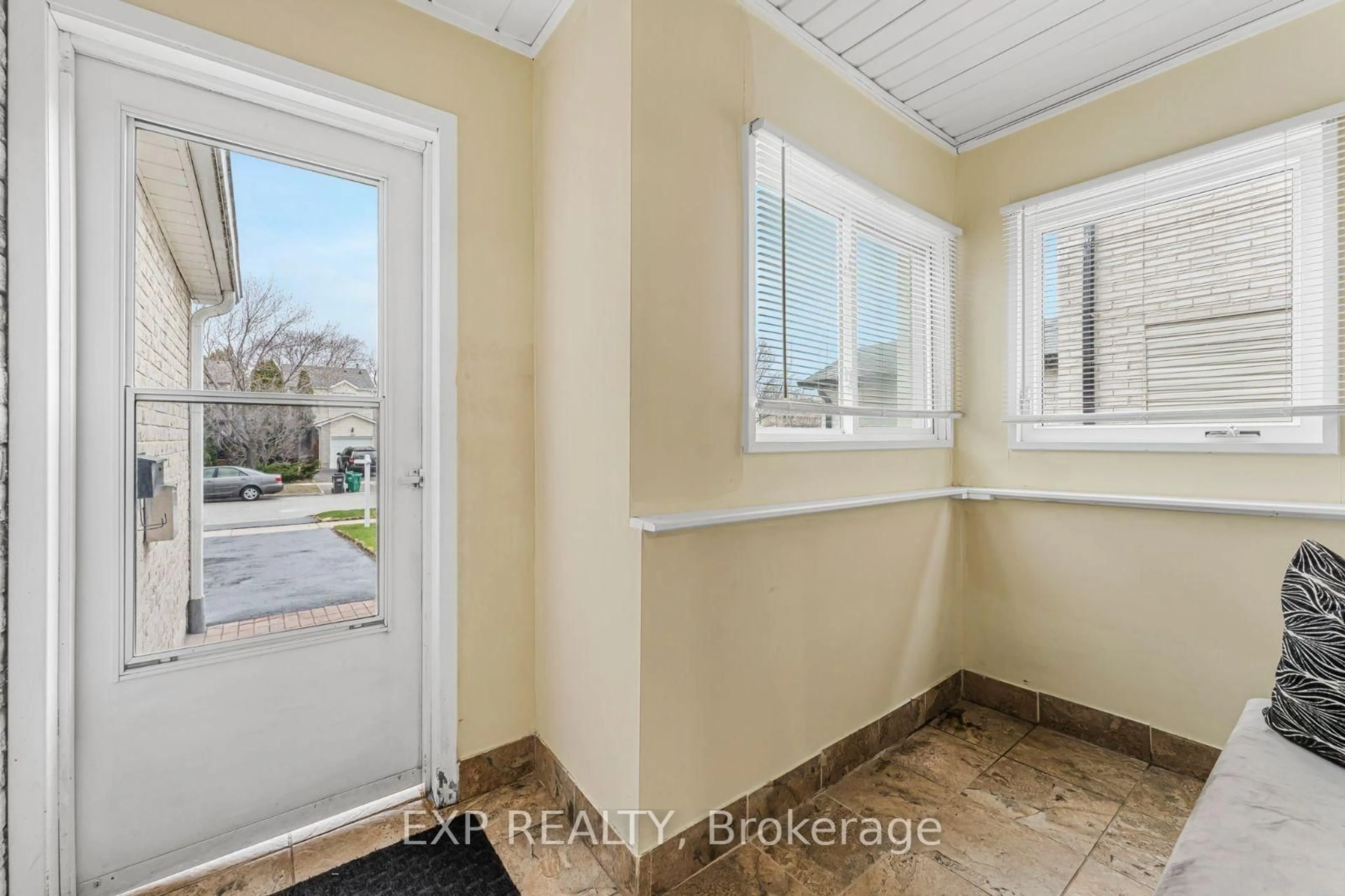 Indoor entryway for 7242 Corrine Cres, Mississauga Ontario L5N 5B8