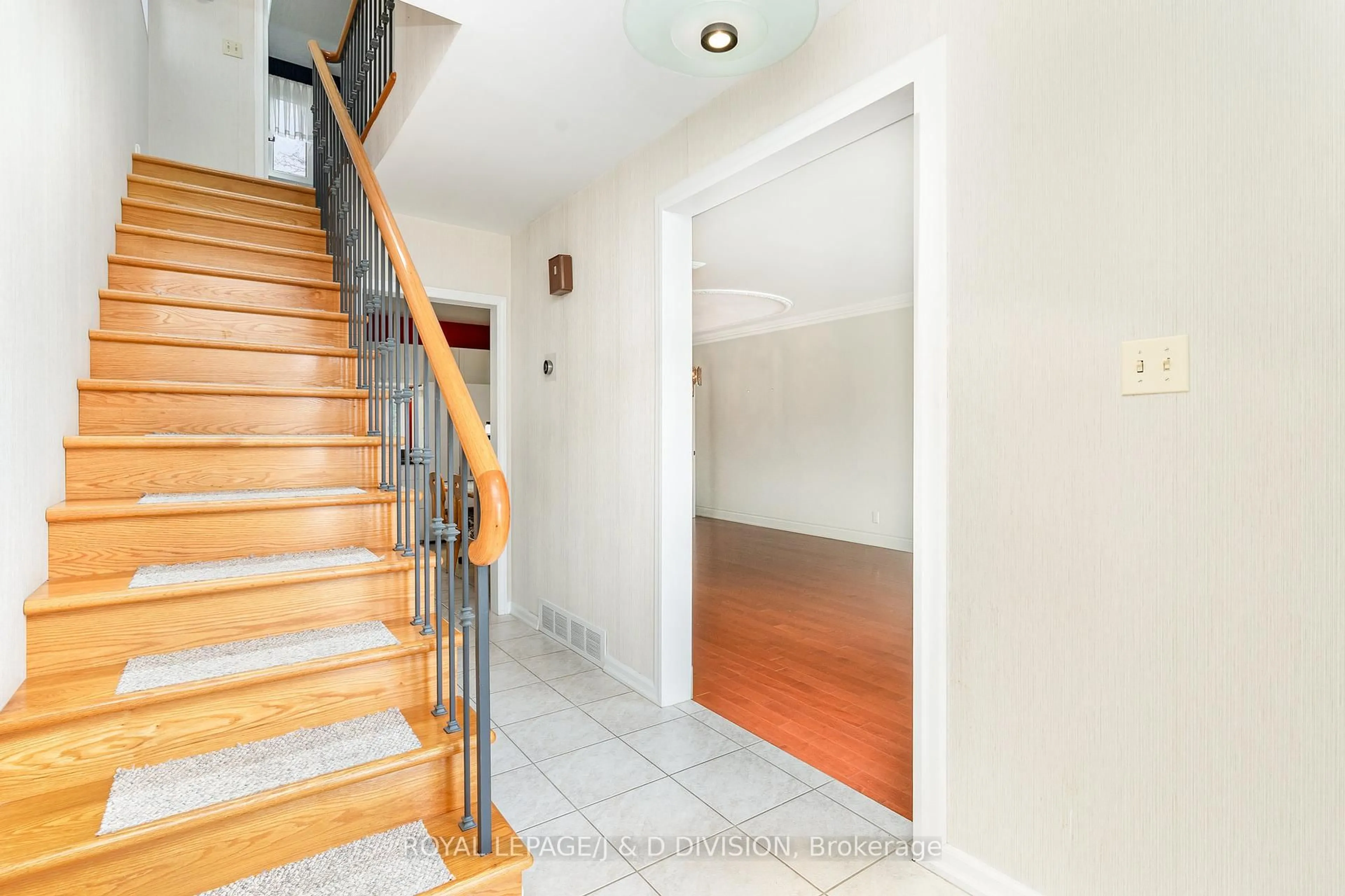 Indoor foyer for 5 Gailmort Pl, Toronto Ontario M6N 1Z9