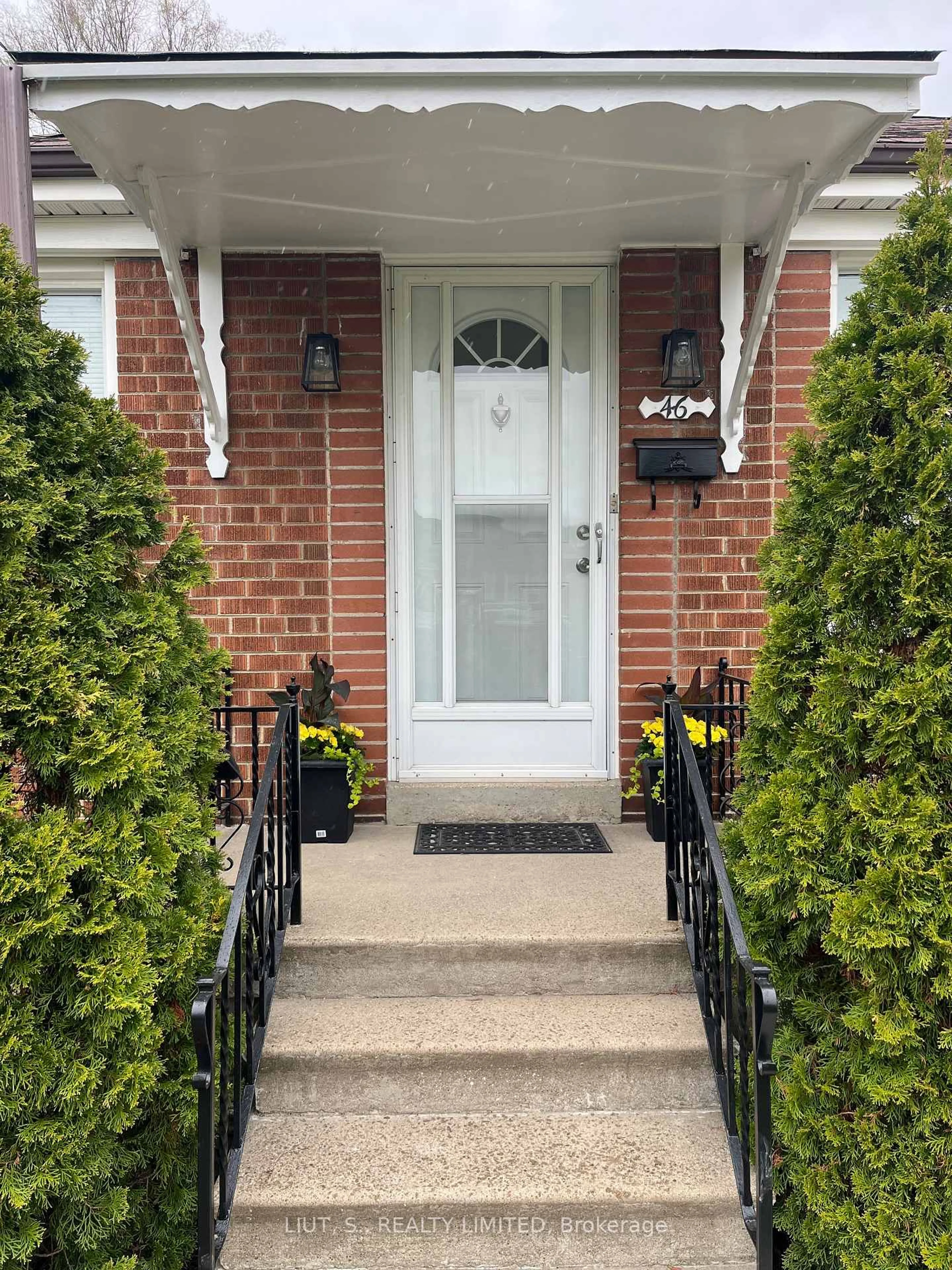 Indoor entryway for 46 Athol Ave, Toronto Ontario M8Z 2A4