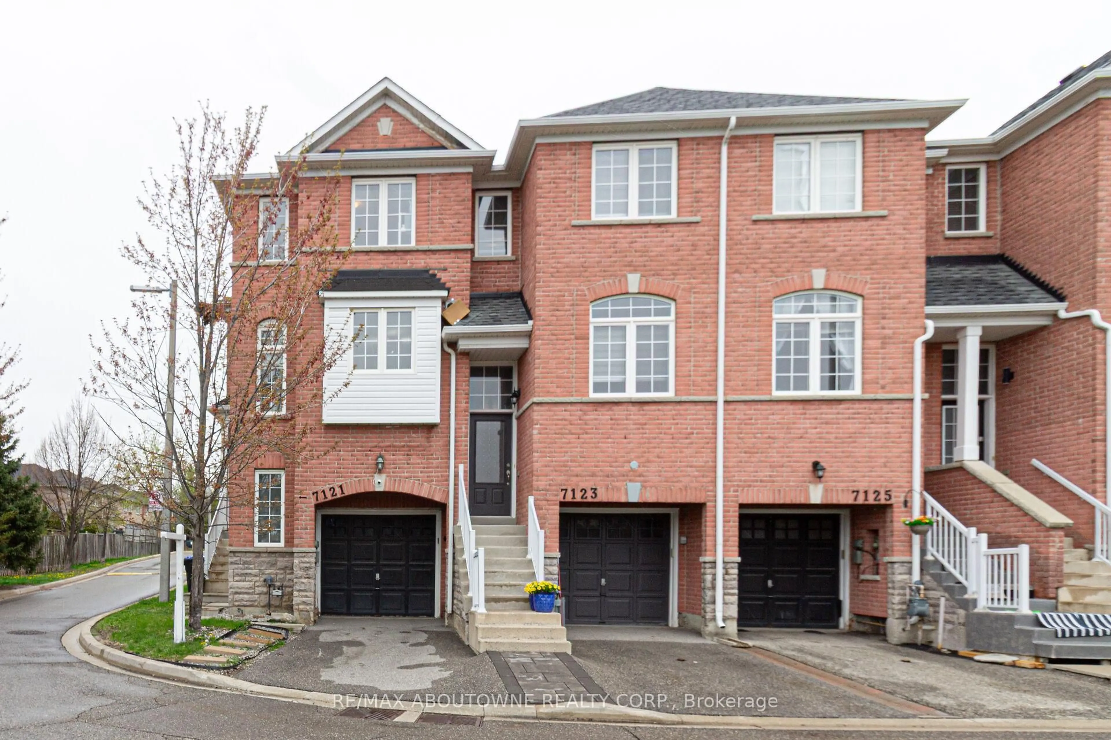 Home with brick exterior material, street for 7121 Fairmeadow Cres, Mississauga Ontario L5N 8R6