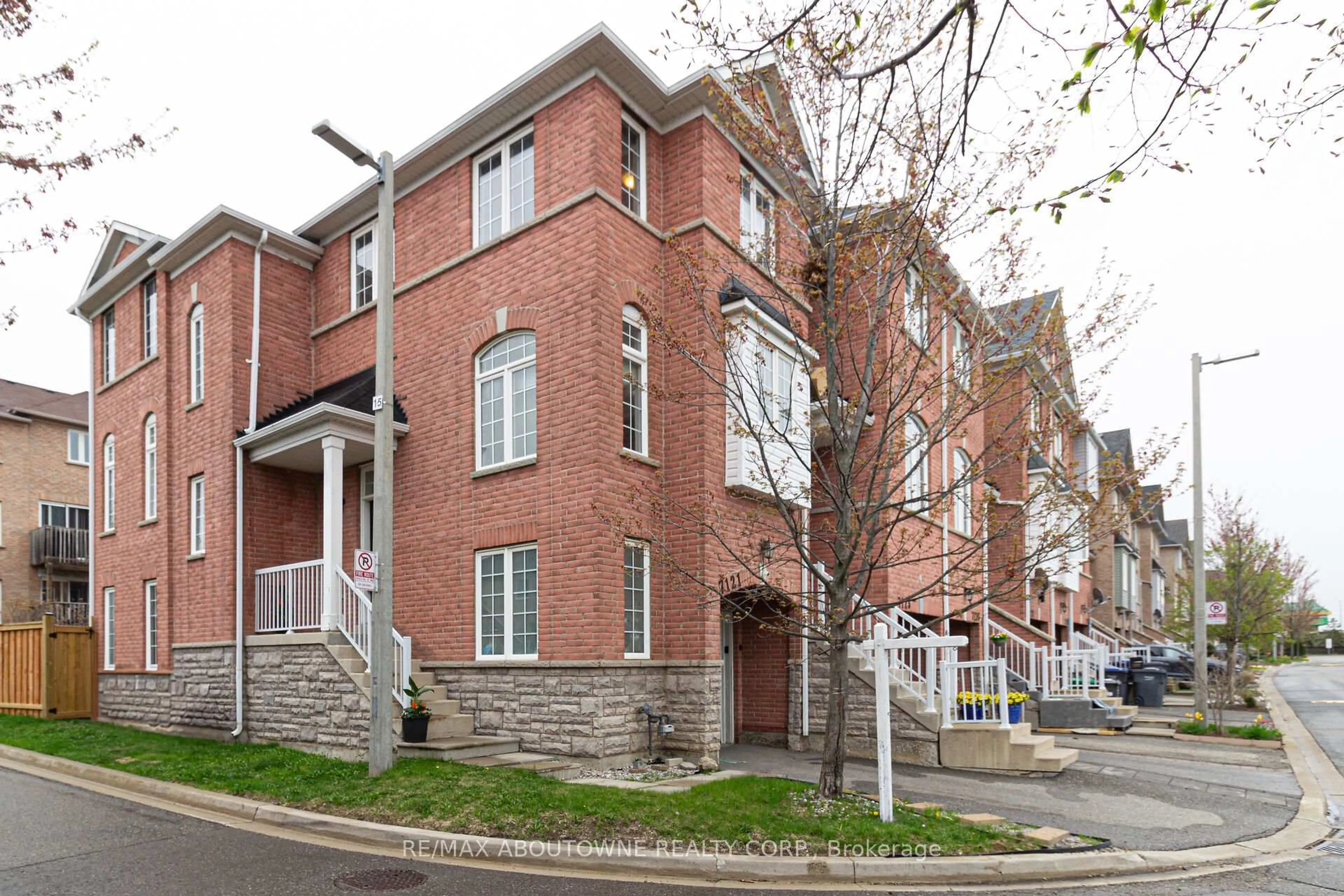 Home with brick exterior material, street for 7121 Fairmeadow Cres, Mississauga Ontario L5N 8R6