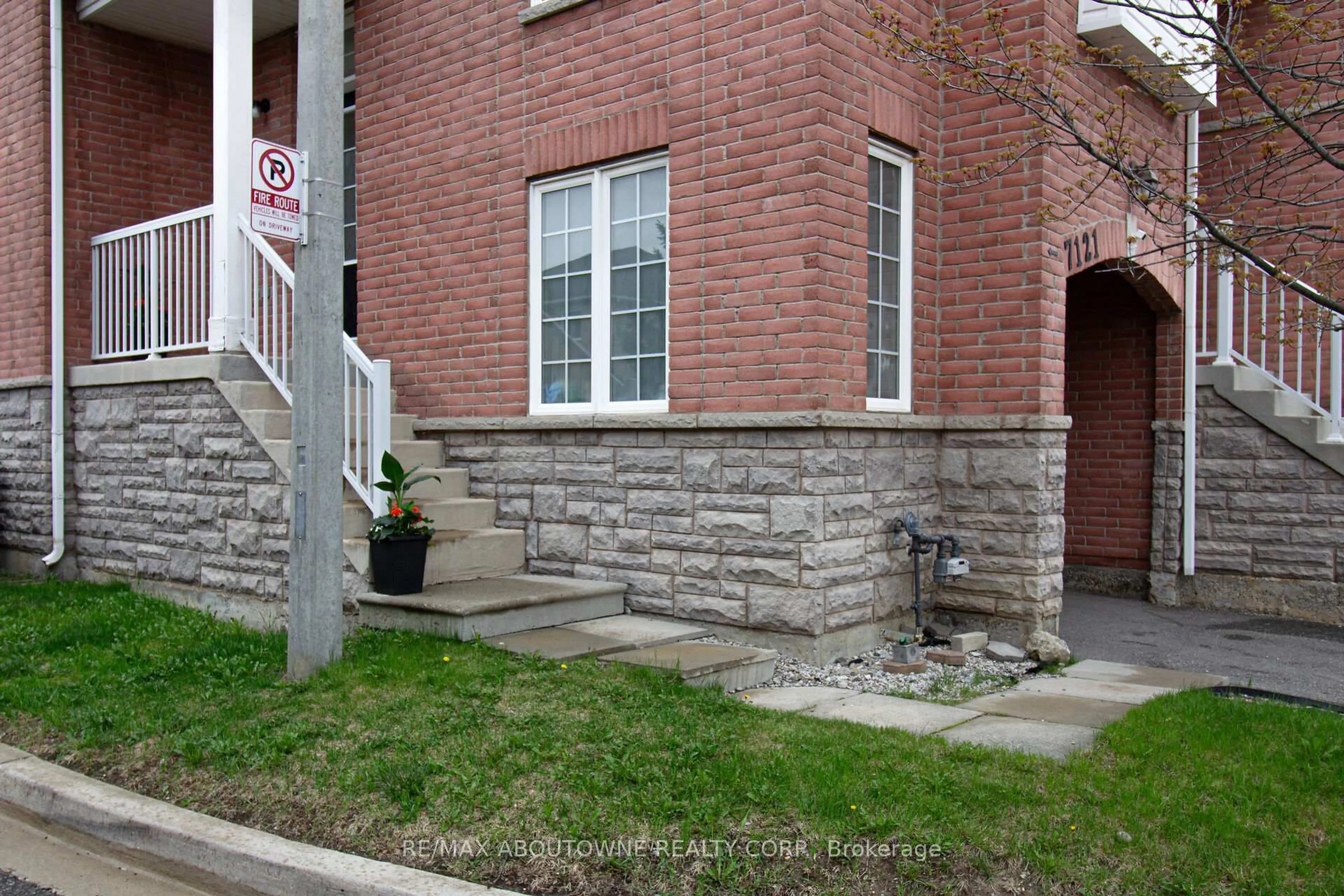 Patio, street for 7121 Fairmeadow Cres, Mississauga Ontario L5N 8R6