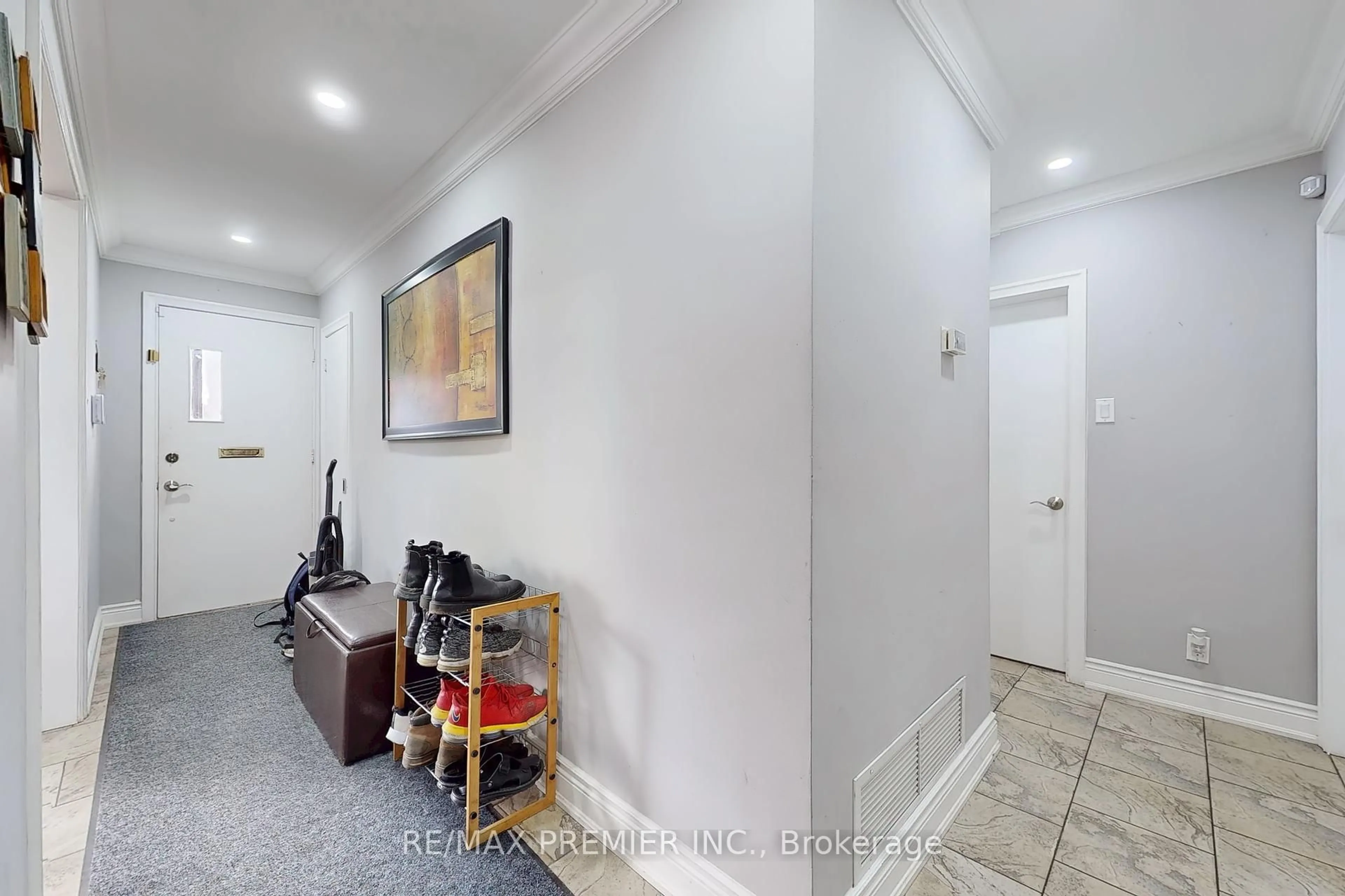Indoor entryway for 262 Richard Clark Dr, Toronto Ontario M3M 1W4