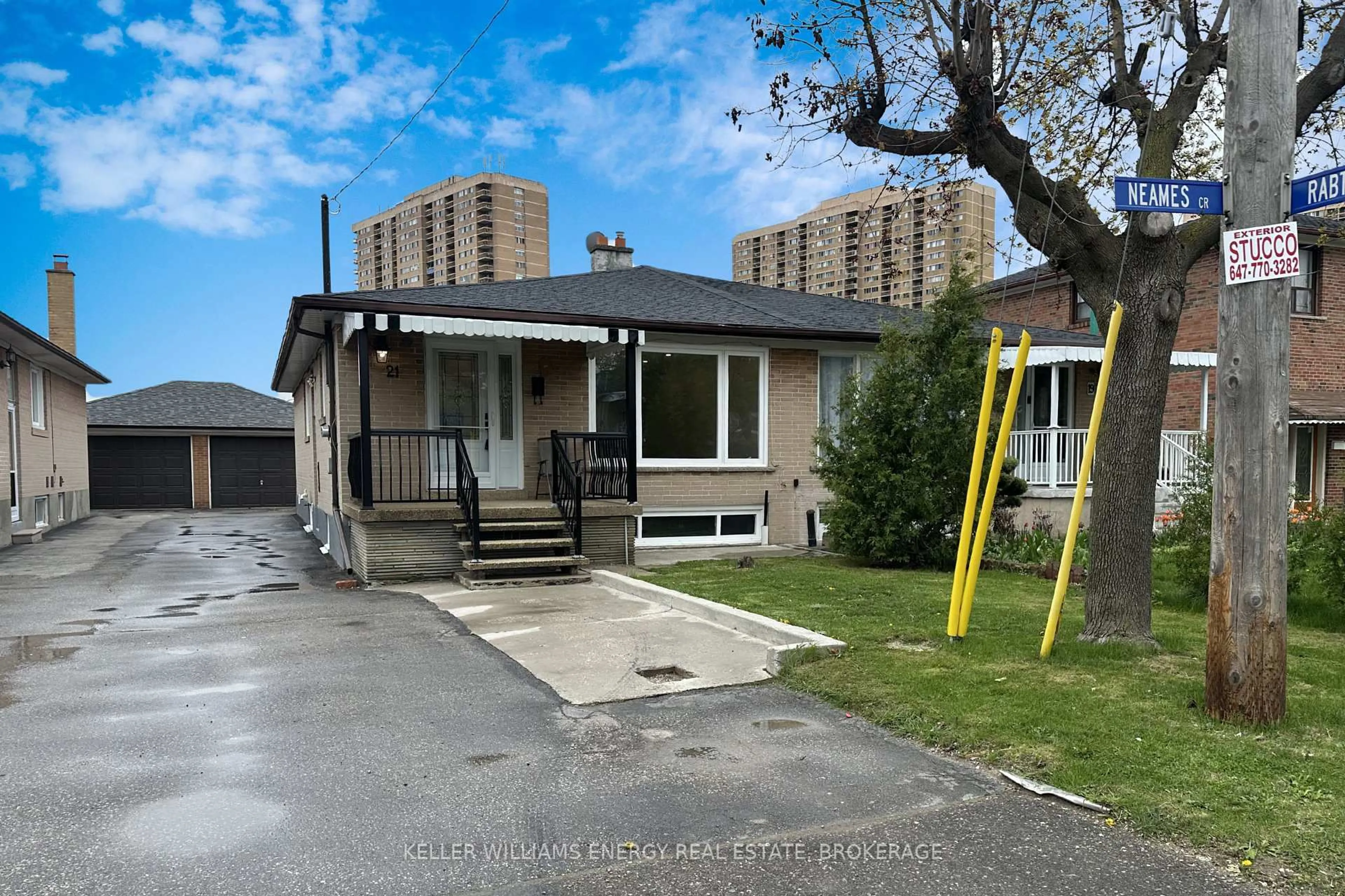 A pic from outside/outdoor area/front of a property/back of a property/a pic from drone, street for 21 Neames Cres, Toronto Ontario M3L 1K8