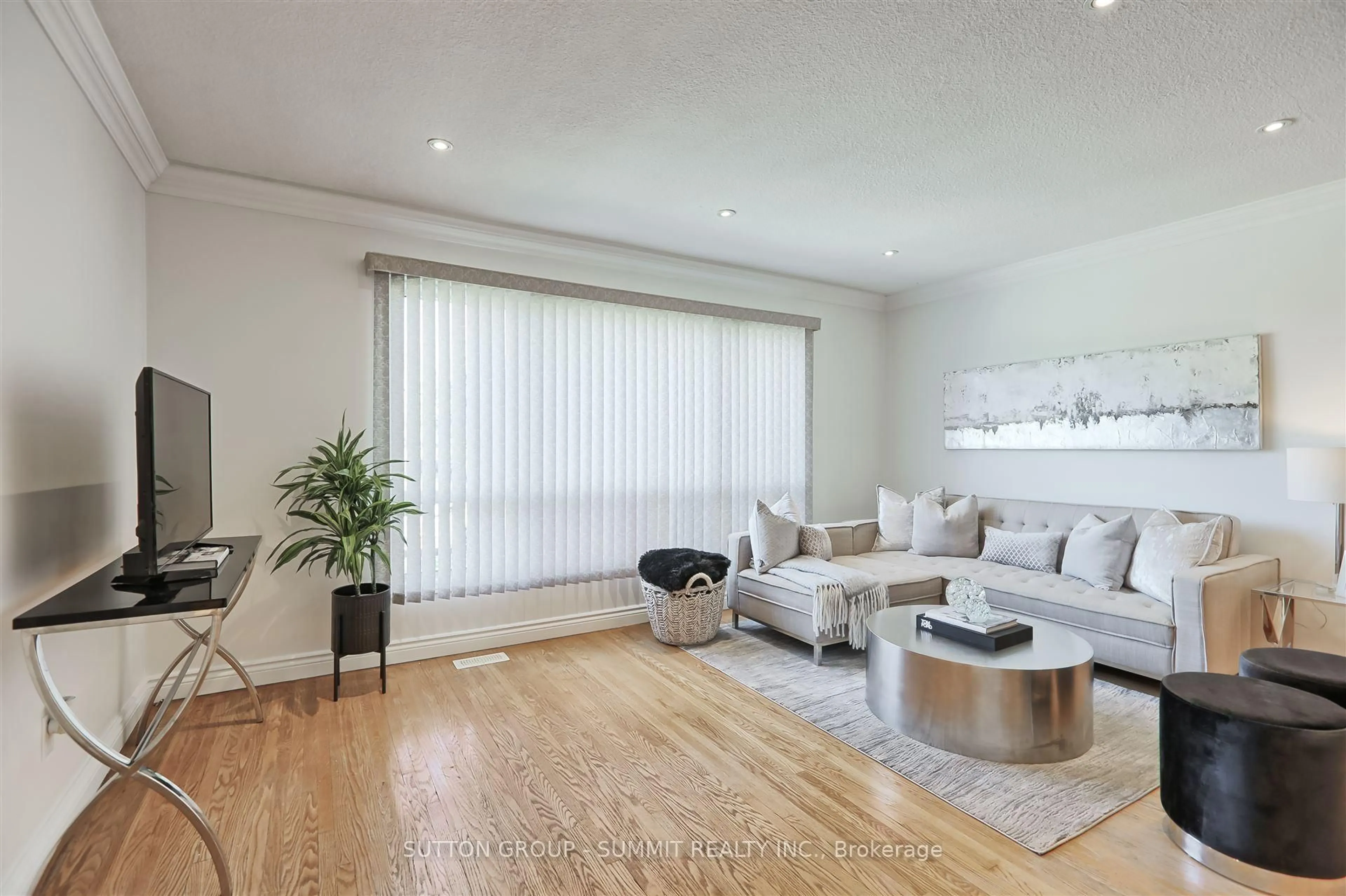 Living room with furniture, wood/laminate floor for 1143 Flagship Dr, Mississauga Ontario L4Y 2K3