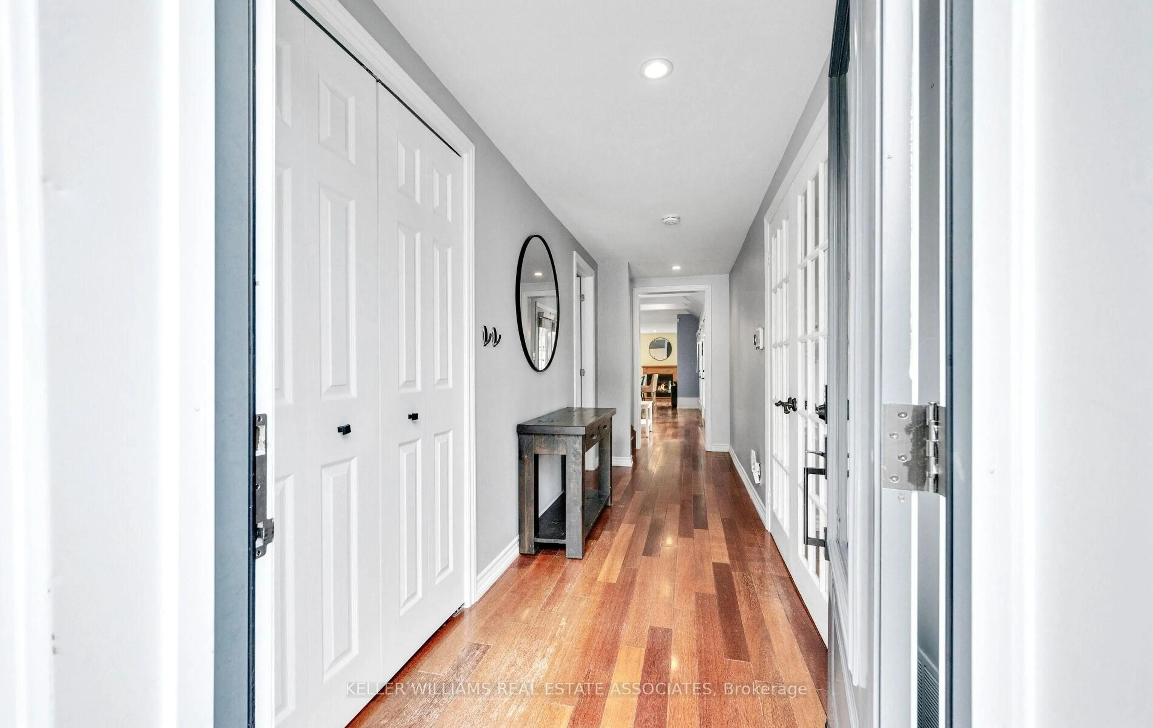 Indoor entryway for 359 Pearl St, Milton Ontario L9T 1M6