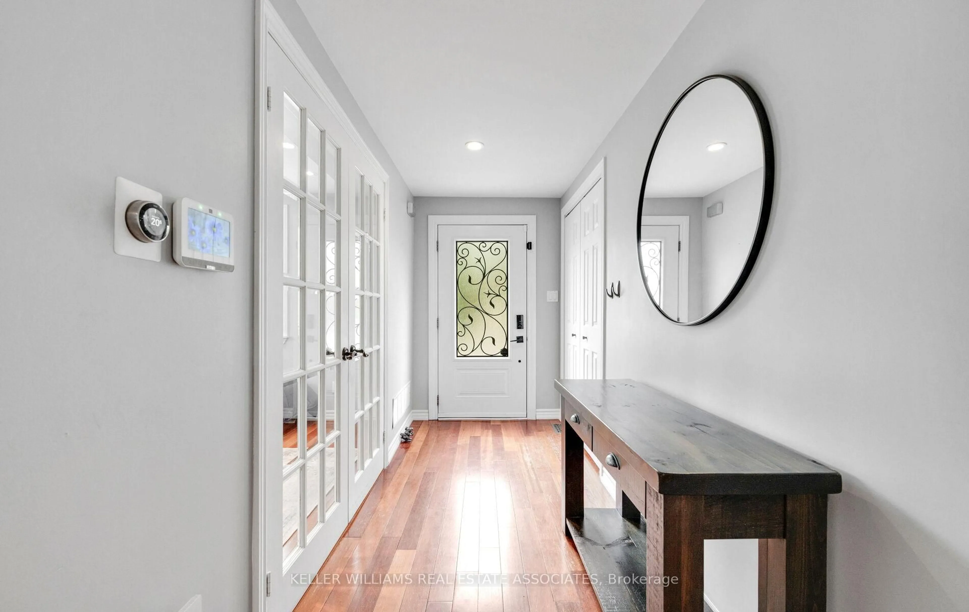 Indoor entryway for 359 Pearl St, Milton Ontario L9T 1M6