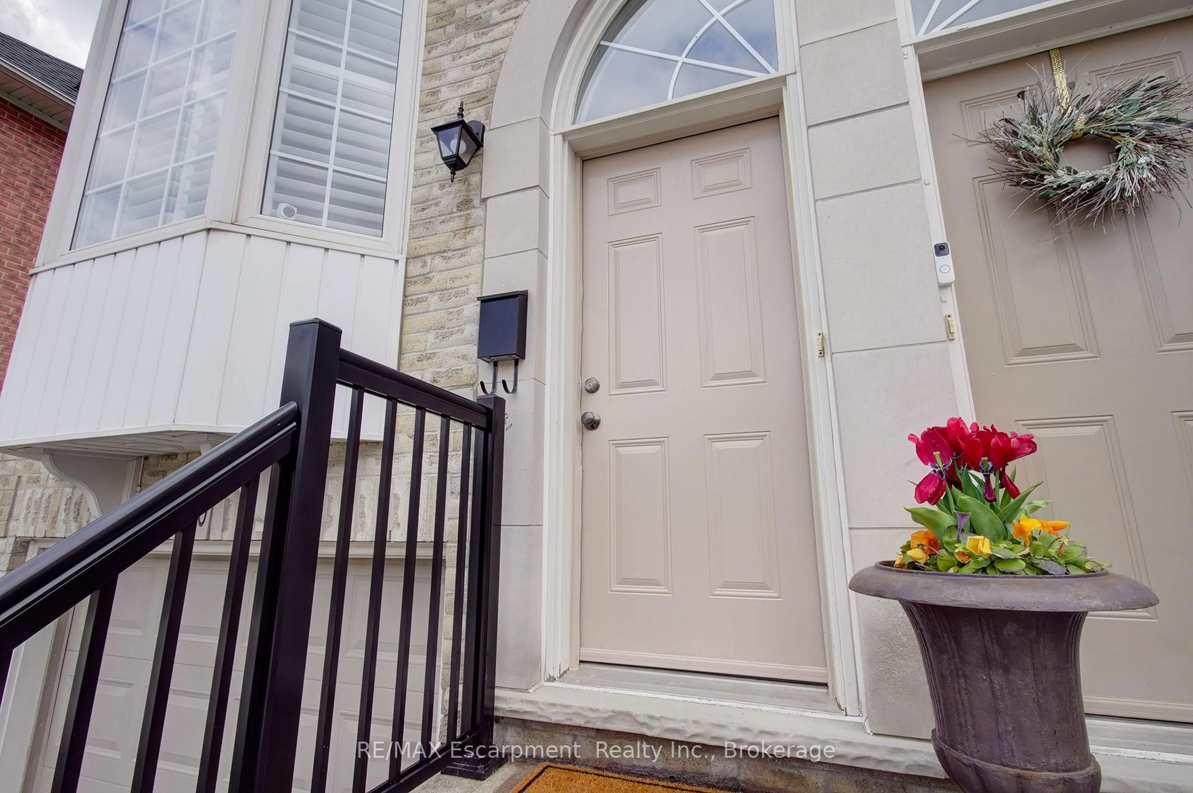 Indoor entryway for 3480 Upper Middle Rd #60, Burlington Ontario L7M 4R7