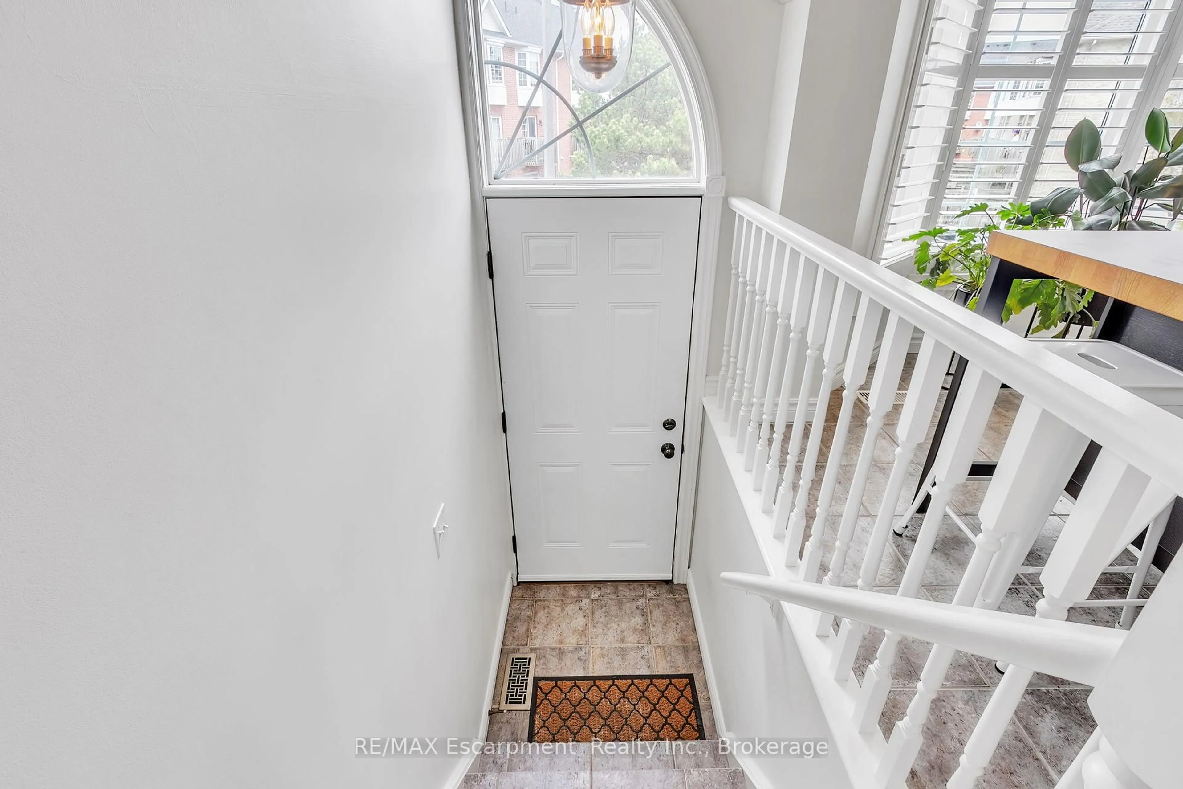 Indoor entryway for 3480 Upper Middle Rd #60, Burlington Ontario L7M 4R7