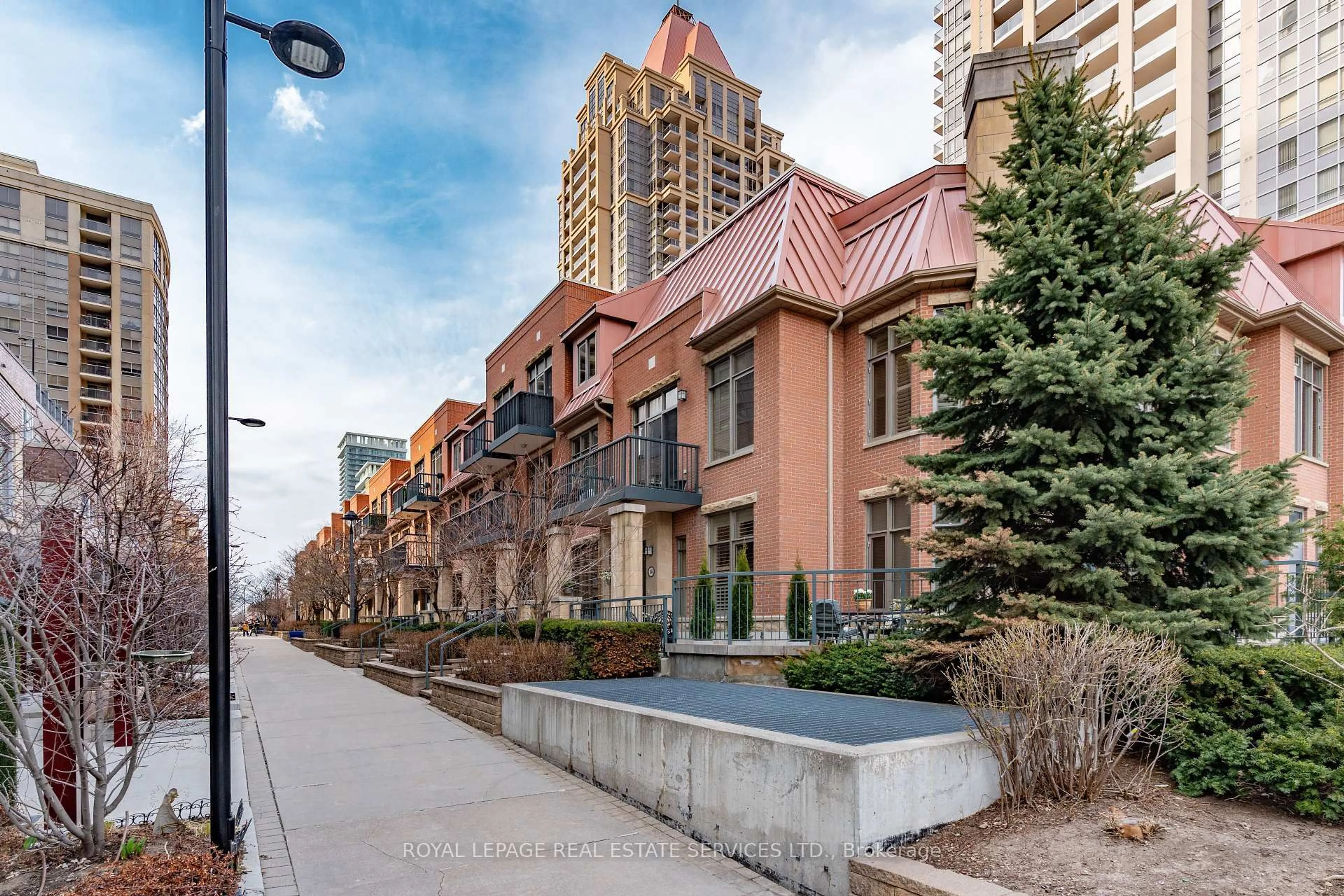 Patio, street for 320 City Centre Dr #104, Mississauga Ontario L5B 4P8