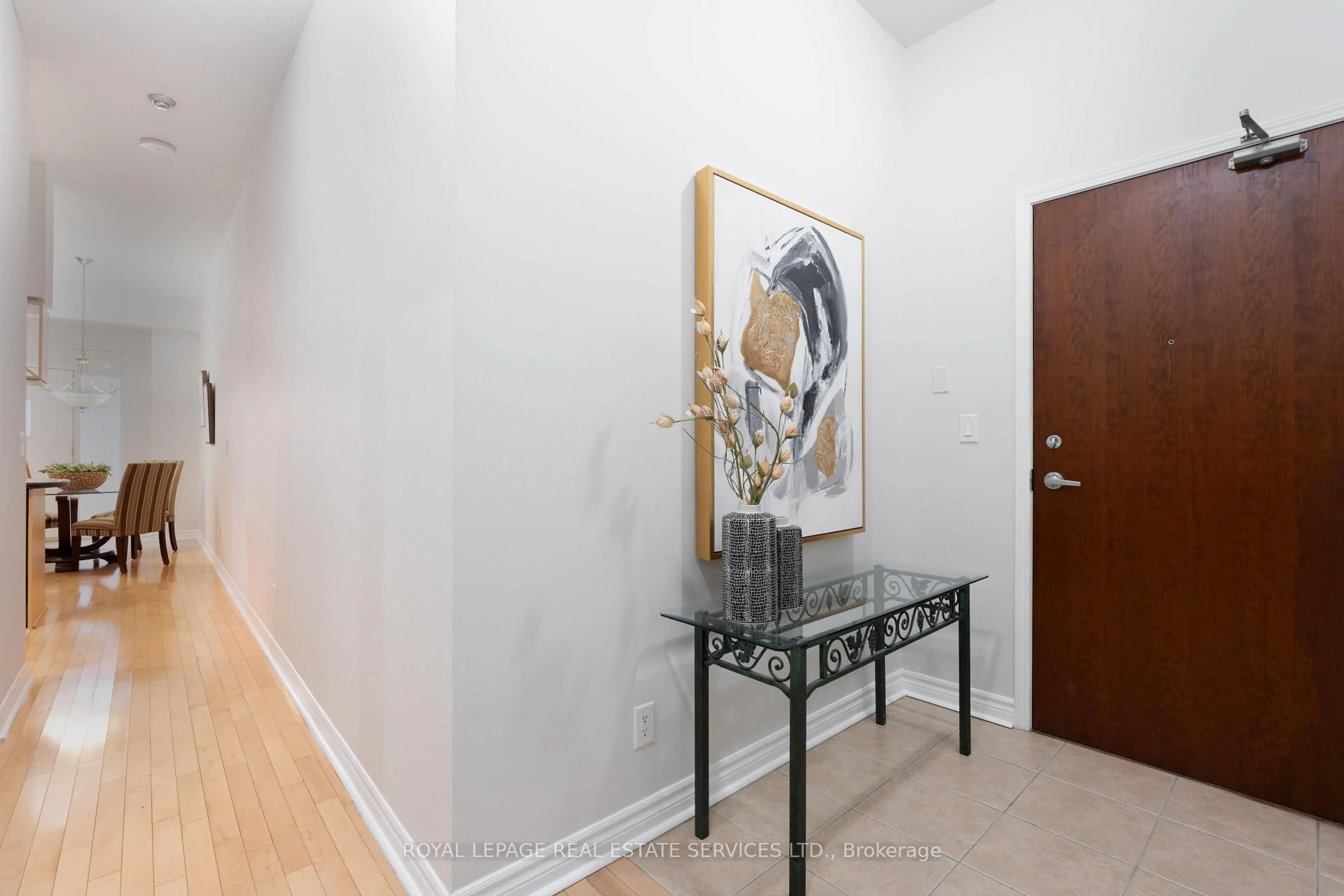 Indoor entryway for 320 City Centre Dr #104, Mississauga Ontario L5B 4P8
