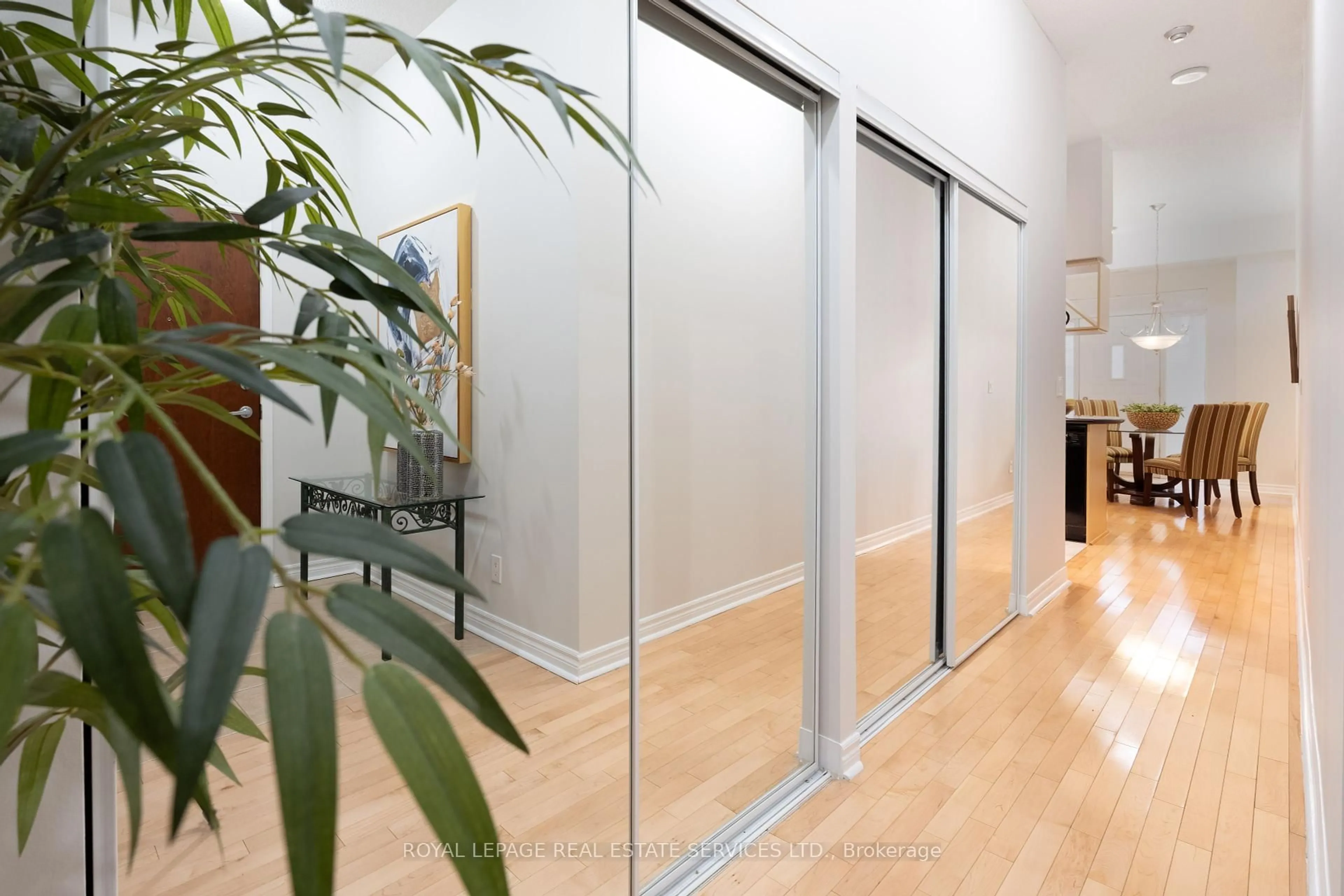 Indoor foyer for 320 City Centre Dr #104, Mississauga Ontario L5B 4P8