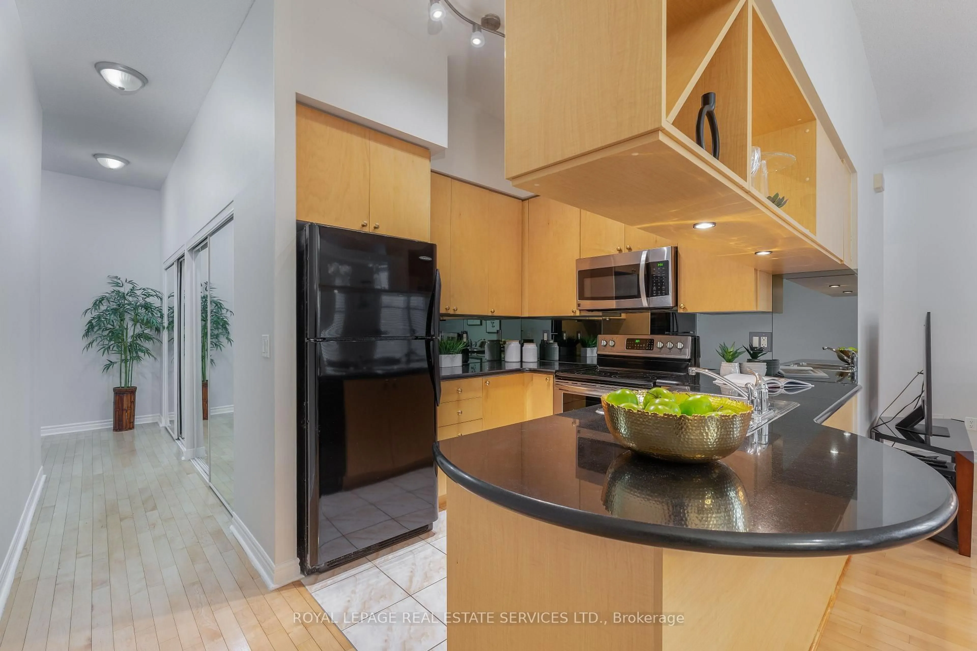 Unknown for 320 City Centre Dr #104, Mississauga Ontario L5B 4P8