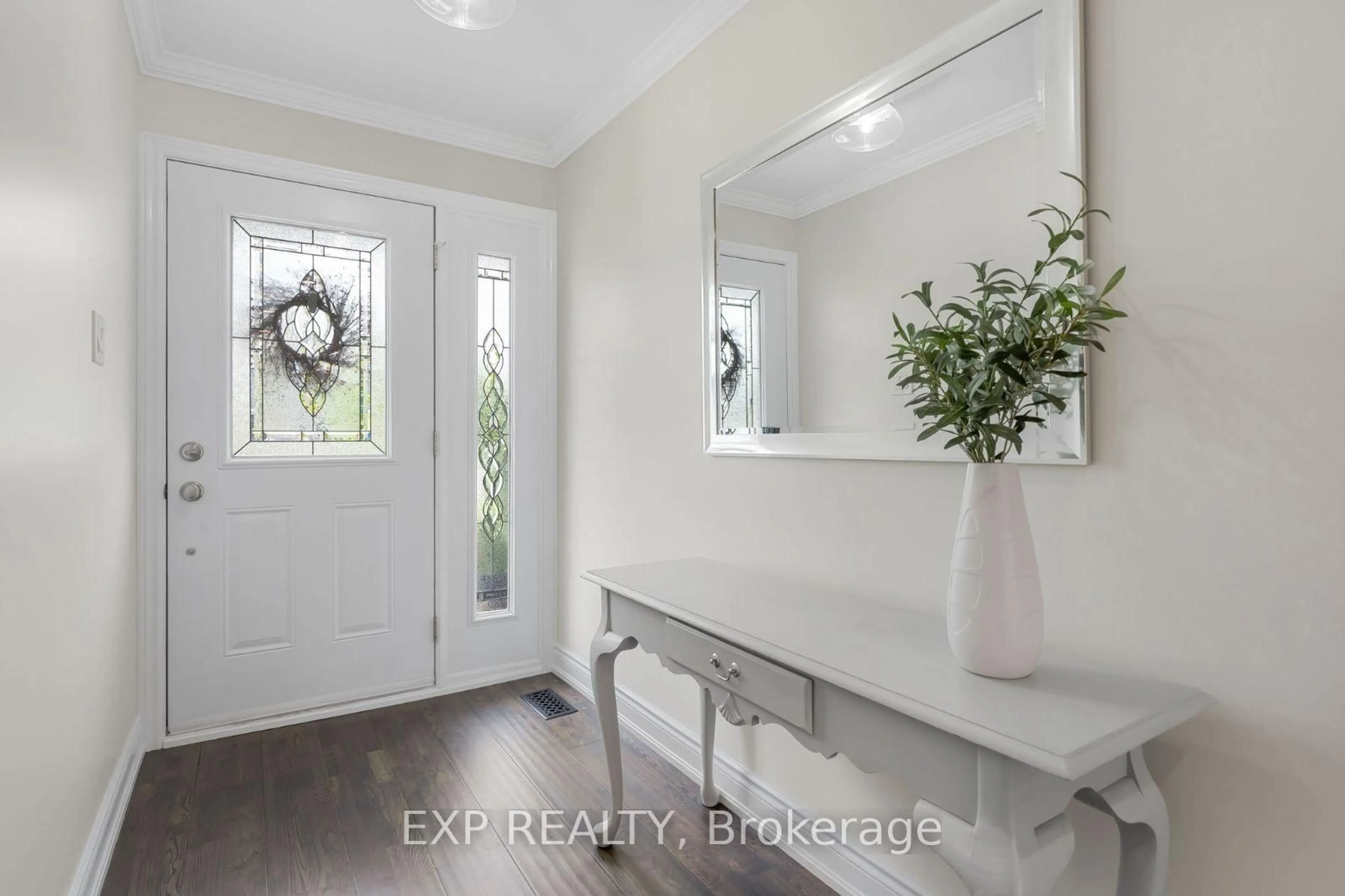 Indoor entryway for 3 Ellesboro Dr, Mississauga Ontario L5N 1B9