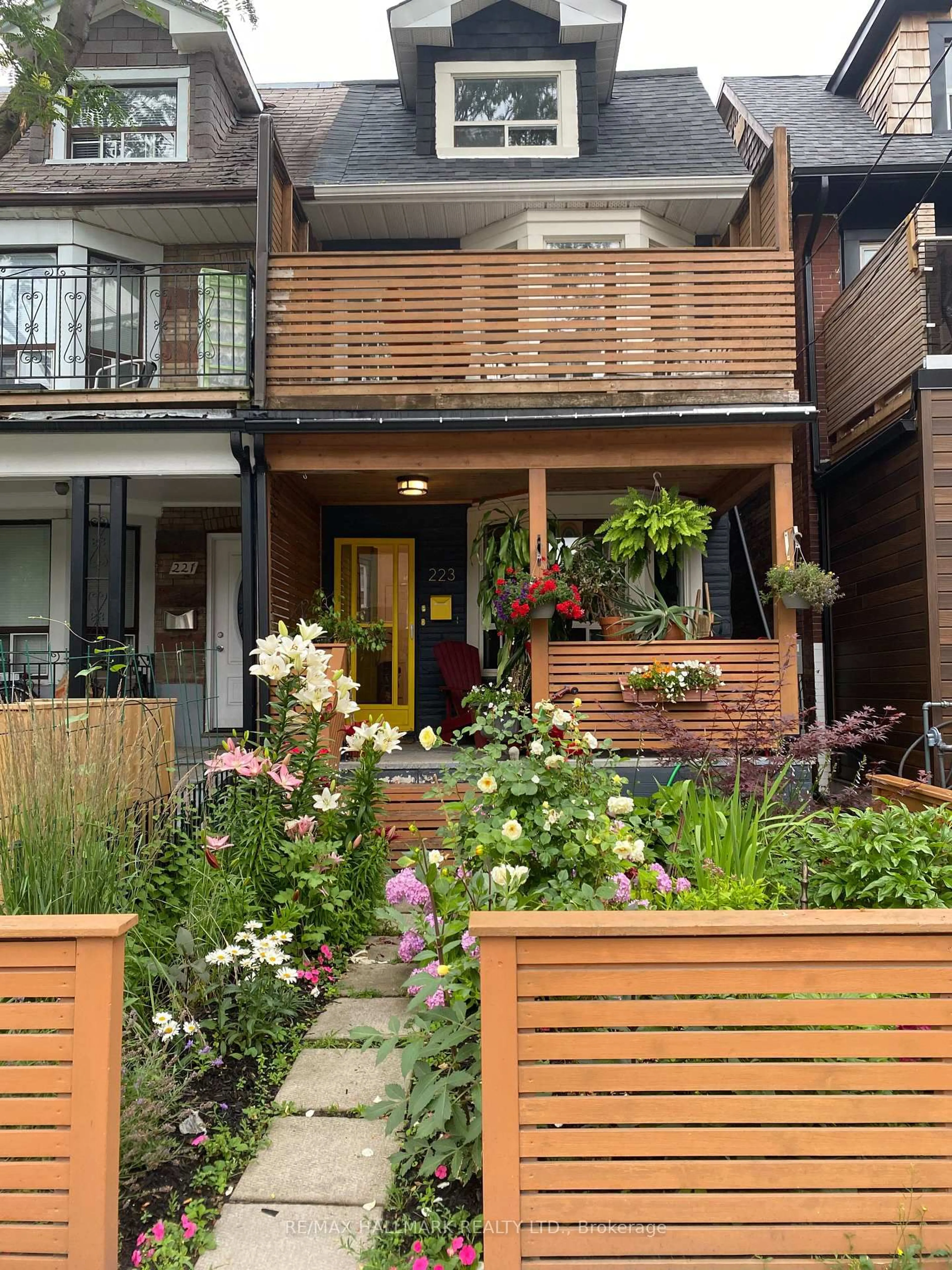 Patio, street for 223 Wallace Ave, Toronto Ontario M6H 1V5
