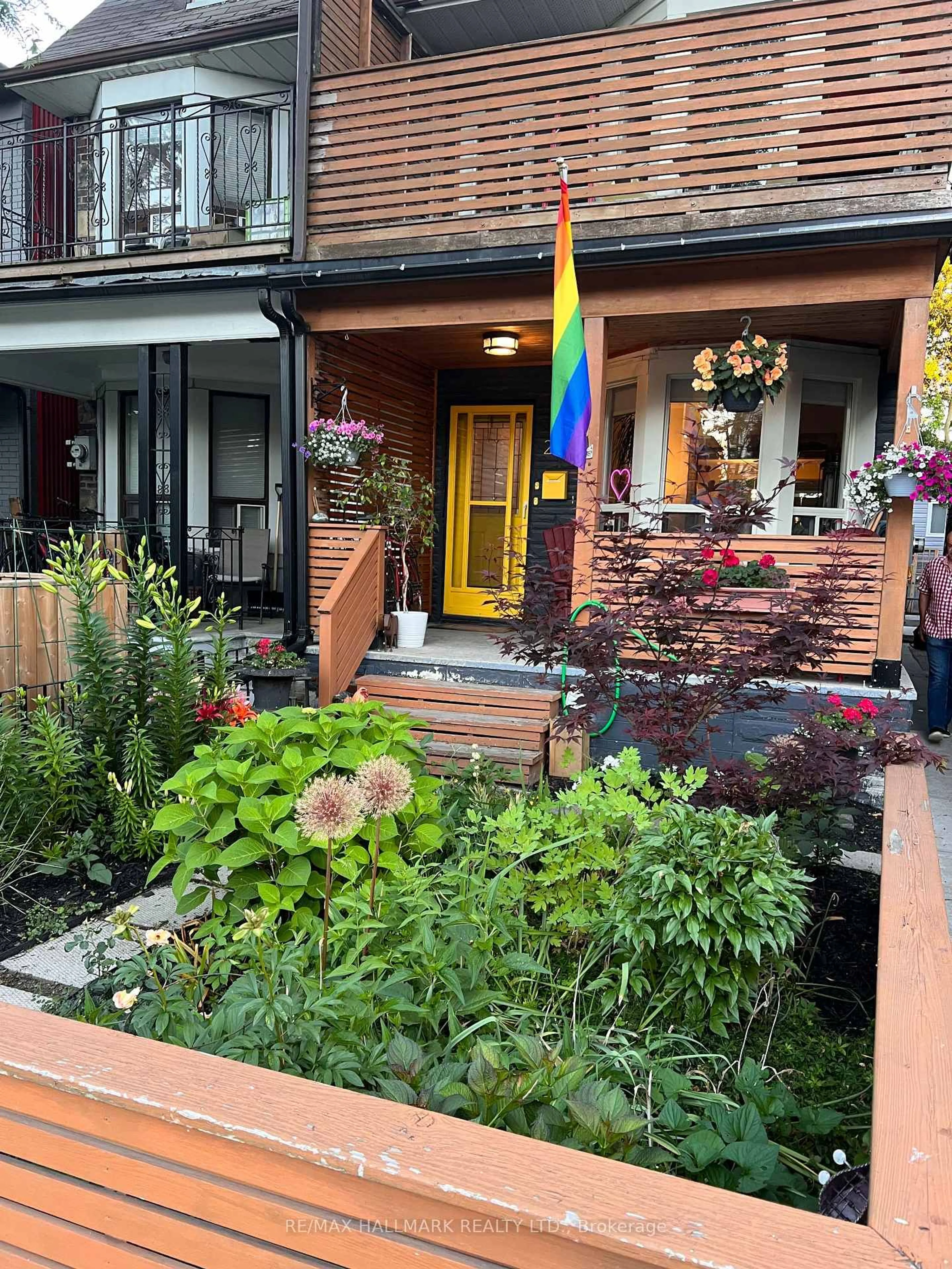 Patio, street for 223 Wallace Ave, Toronto Ontario M6H 1V5