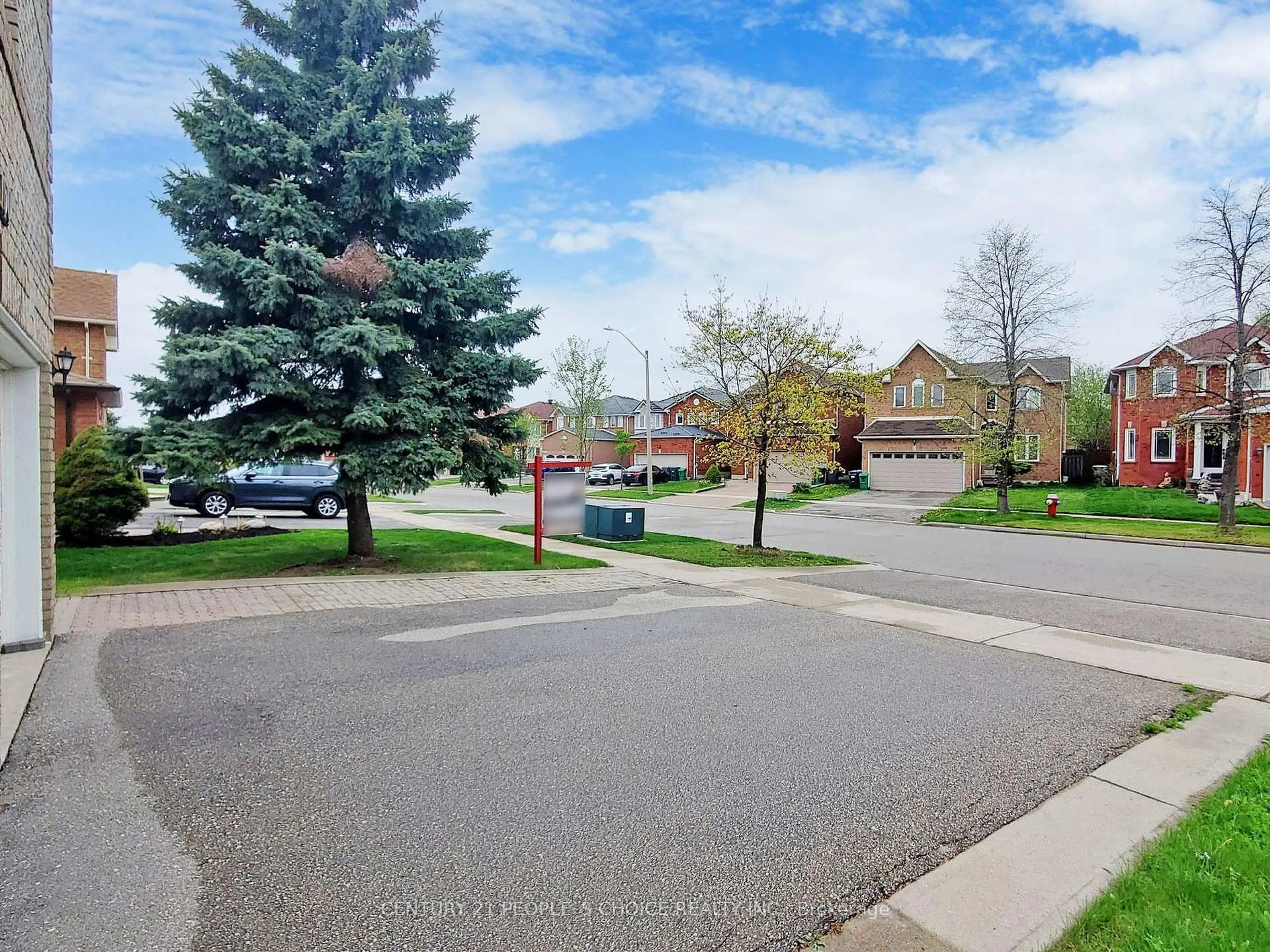 A pic from outside/outdoor area/front of a property/back of a property/a pic from drone, street for 1160 Windsor Hill Blvd, Mississauga Ontario L5V 1N9