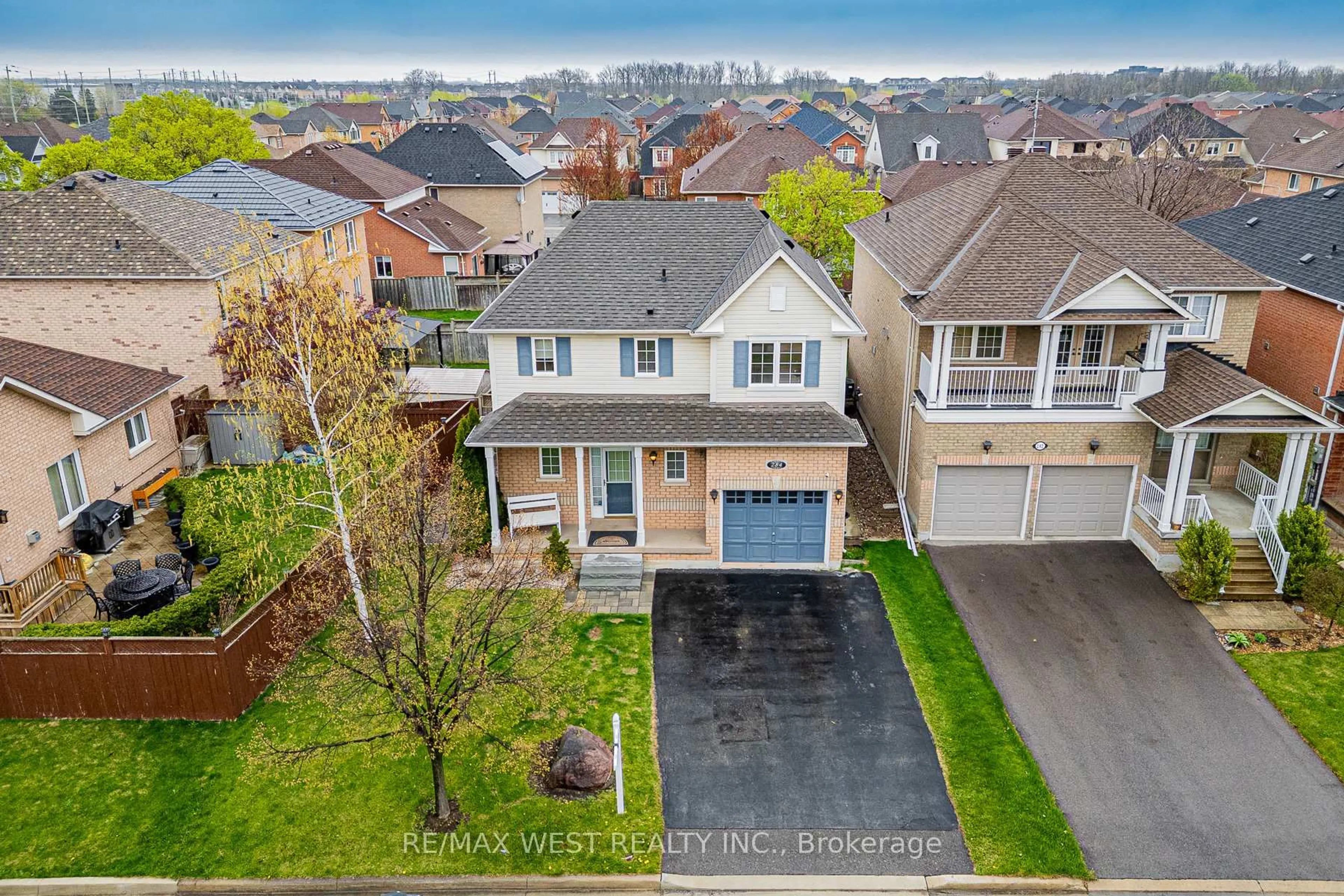 A pic from outside/outdoor area/front of a property/back of a property/a pic from drone, street for 284 Alexander Cres, Milton Ontario L9T 7C4