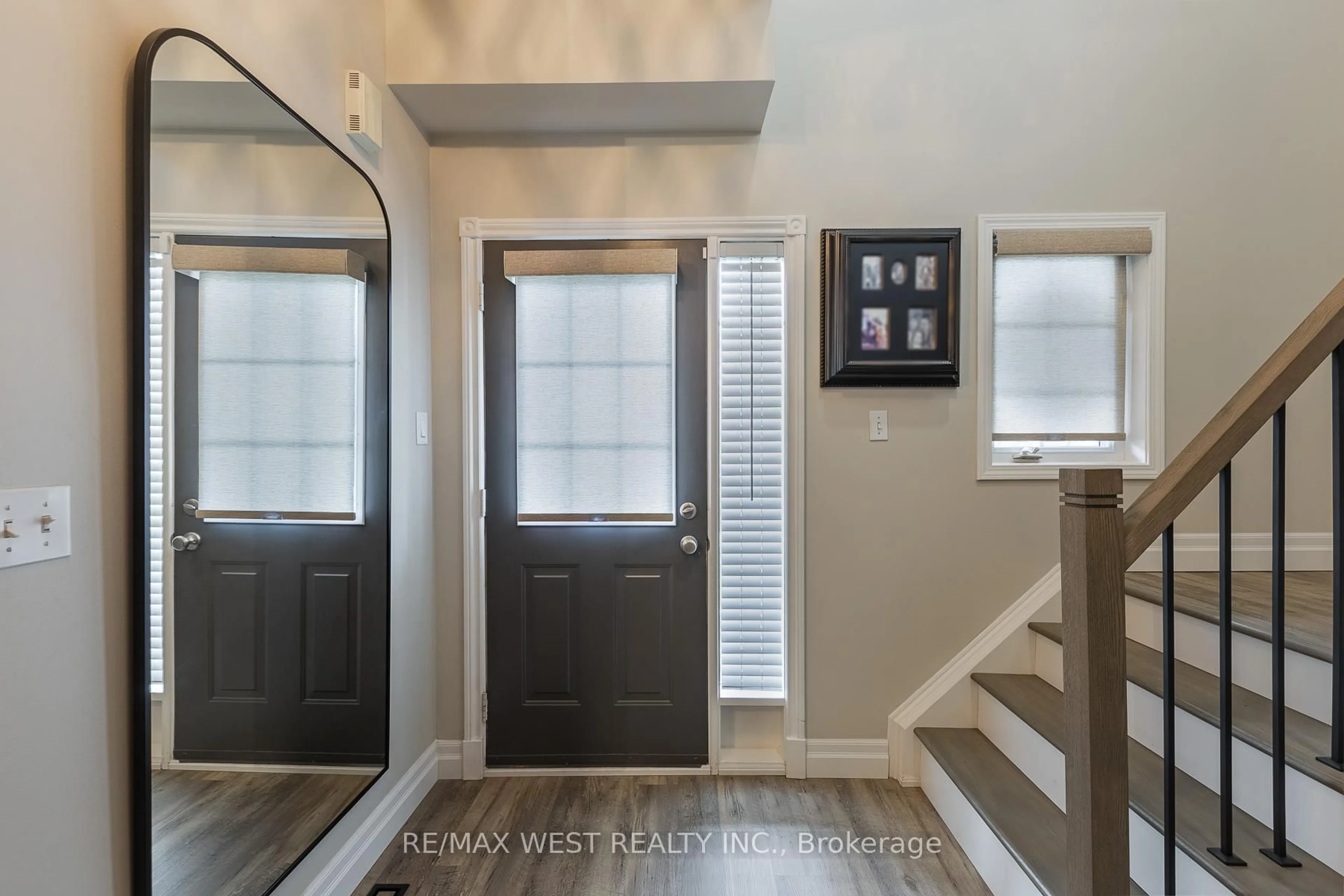 Indoor entryway for 284 Alexander Cres, Milton Ontario L9T 7C4