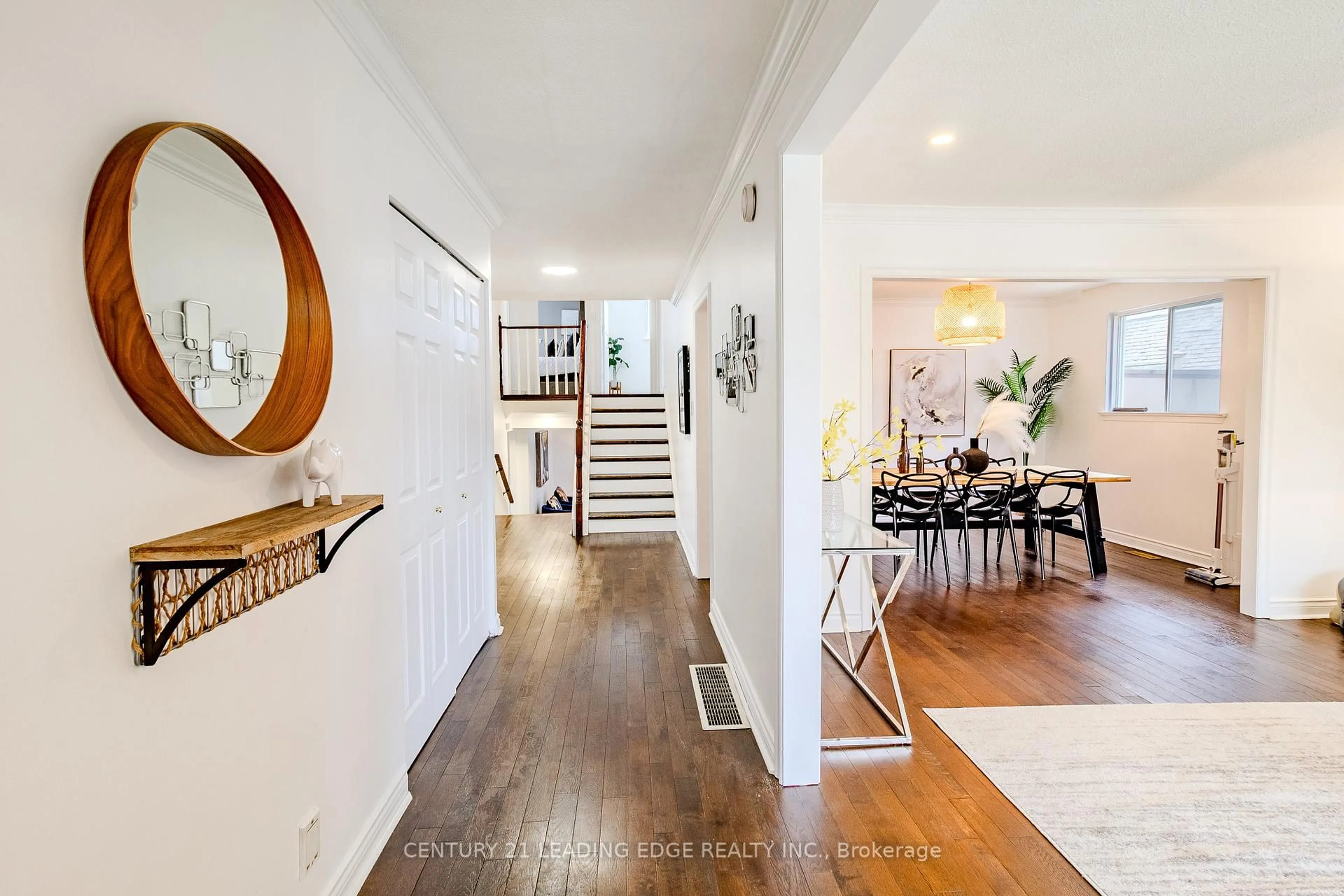 Indoor entryway for 6 Jubilee Crt, Brampton Ontario L6S 2H2
