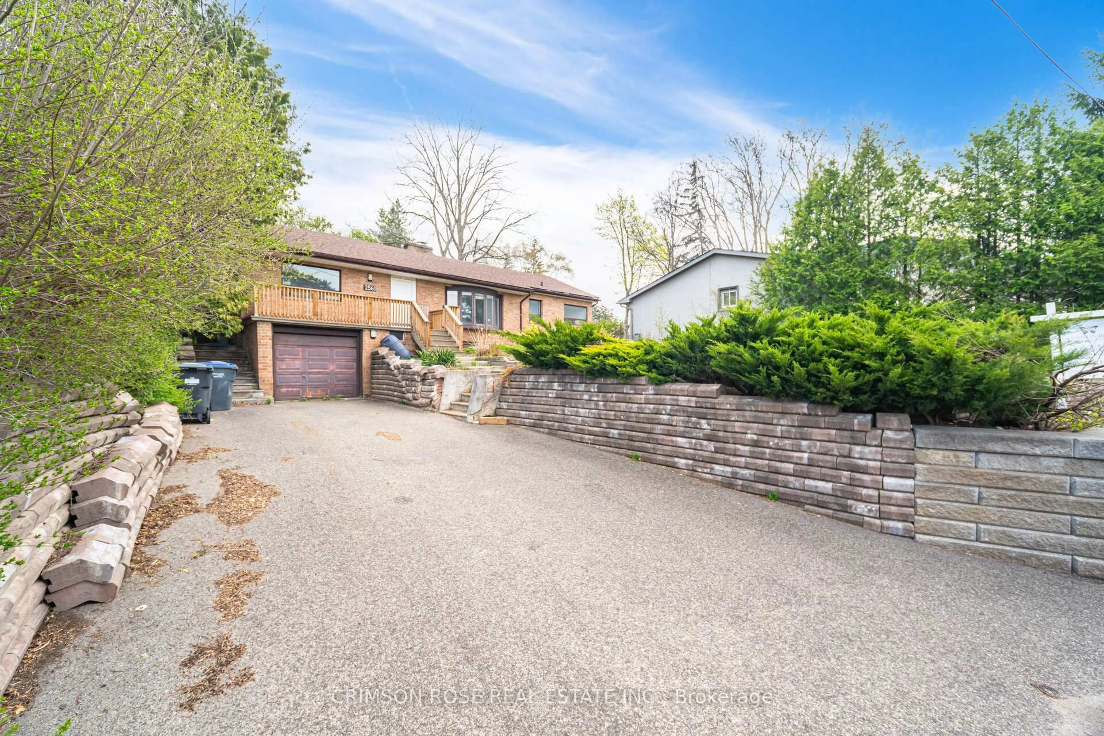 A pic from outside/outdoor area/front of a property/back of a property/a pic from drone, street for 2561 Mindemoya Rd, Mississauga Ontario L5C 2R1