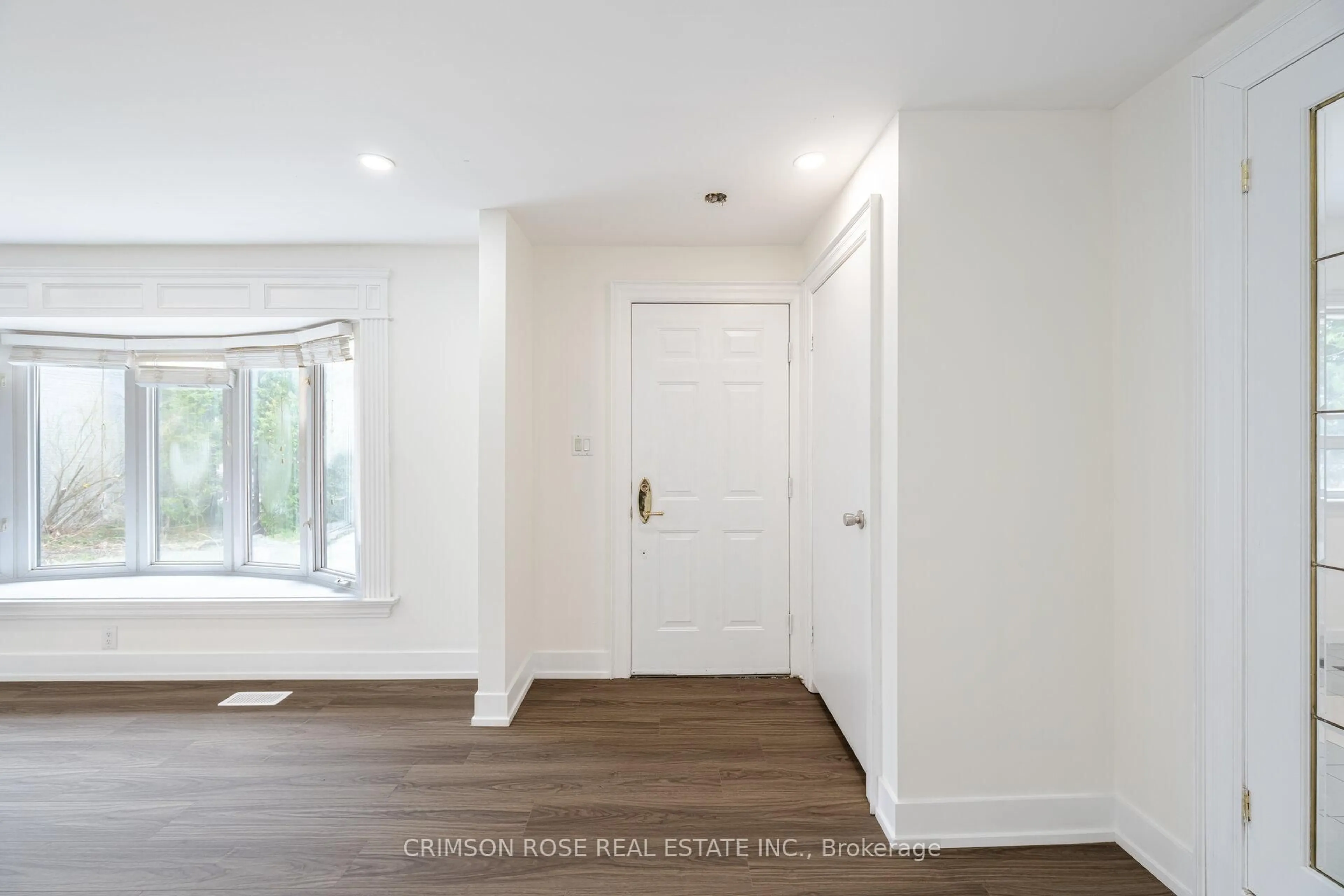 Indoor entryway for 2561 Mindemoya Rd, Mississauga Ontario L5C 2R1