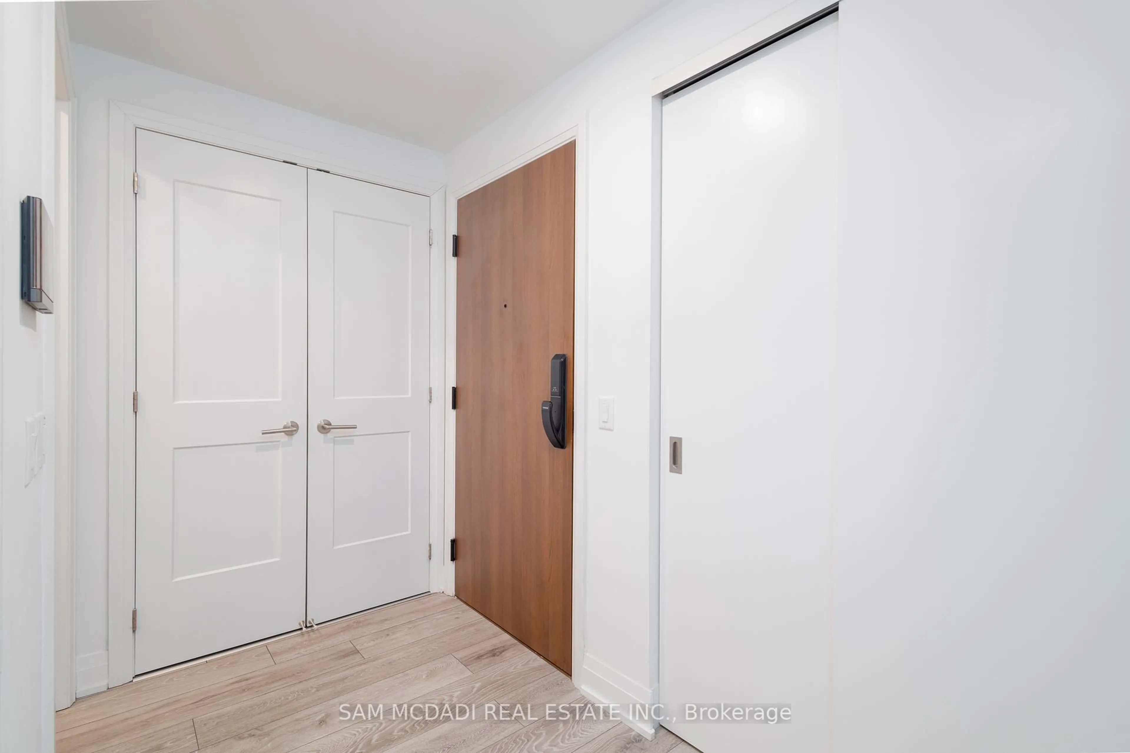 Indoor entryway for 21 PARK St #815, Mississauga Ontario L5G 1L7
