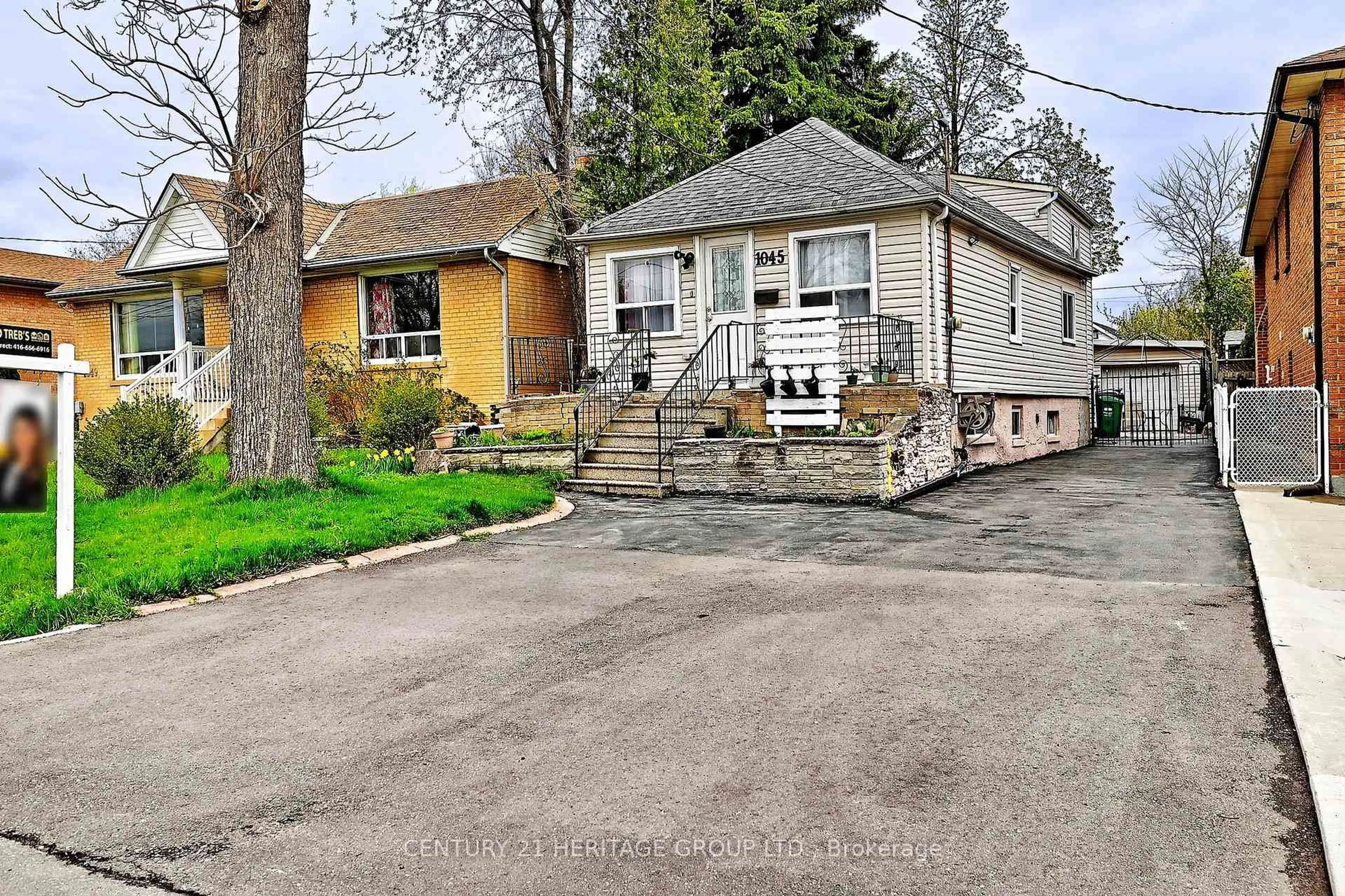 Unknown for 1045 East Ave, Mississauga Ontario L5E 1X1