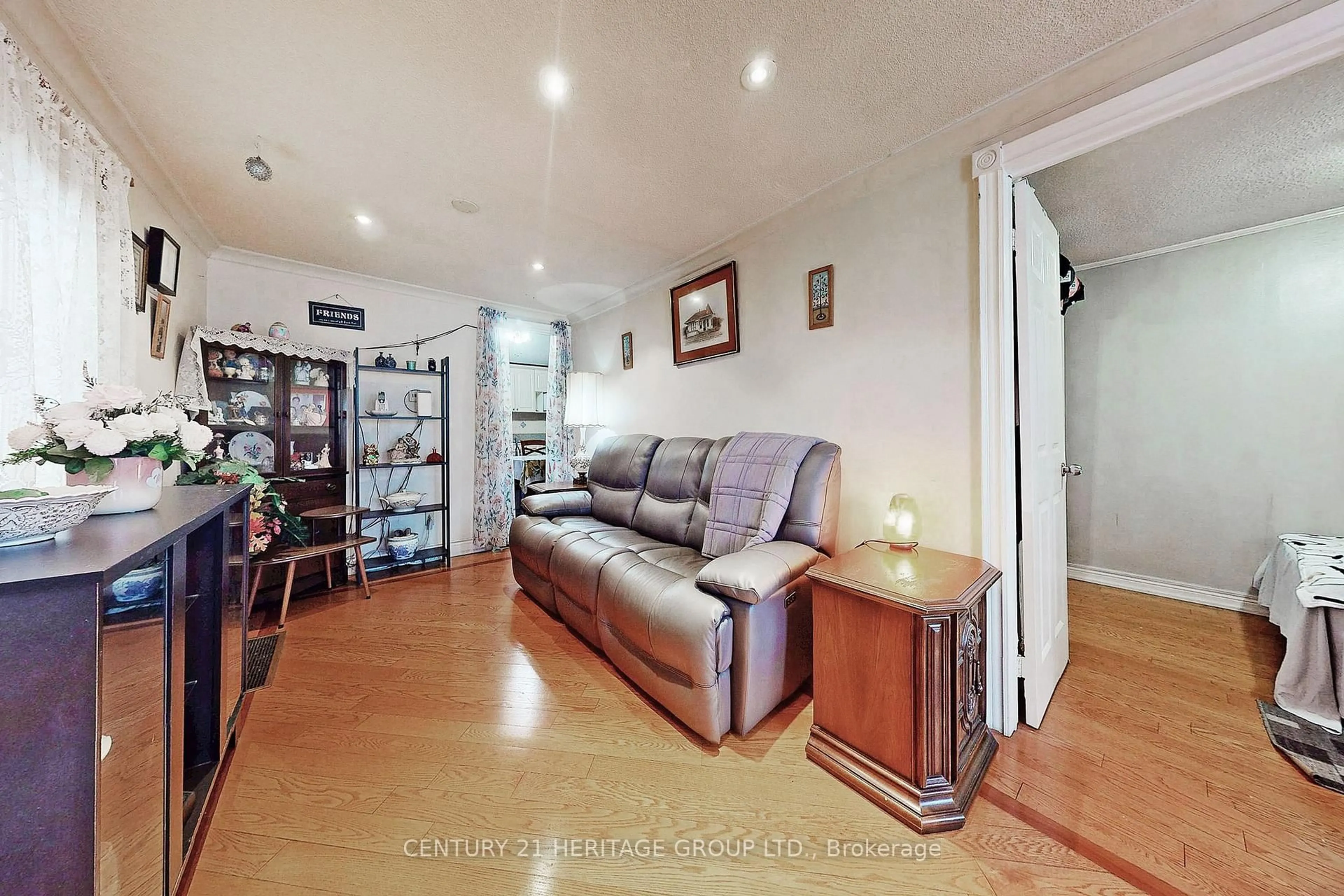 Unknown for 1045 East Ave, Mississauga Ontario L5E 1X1