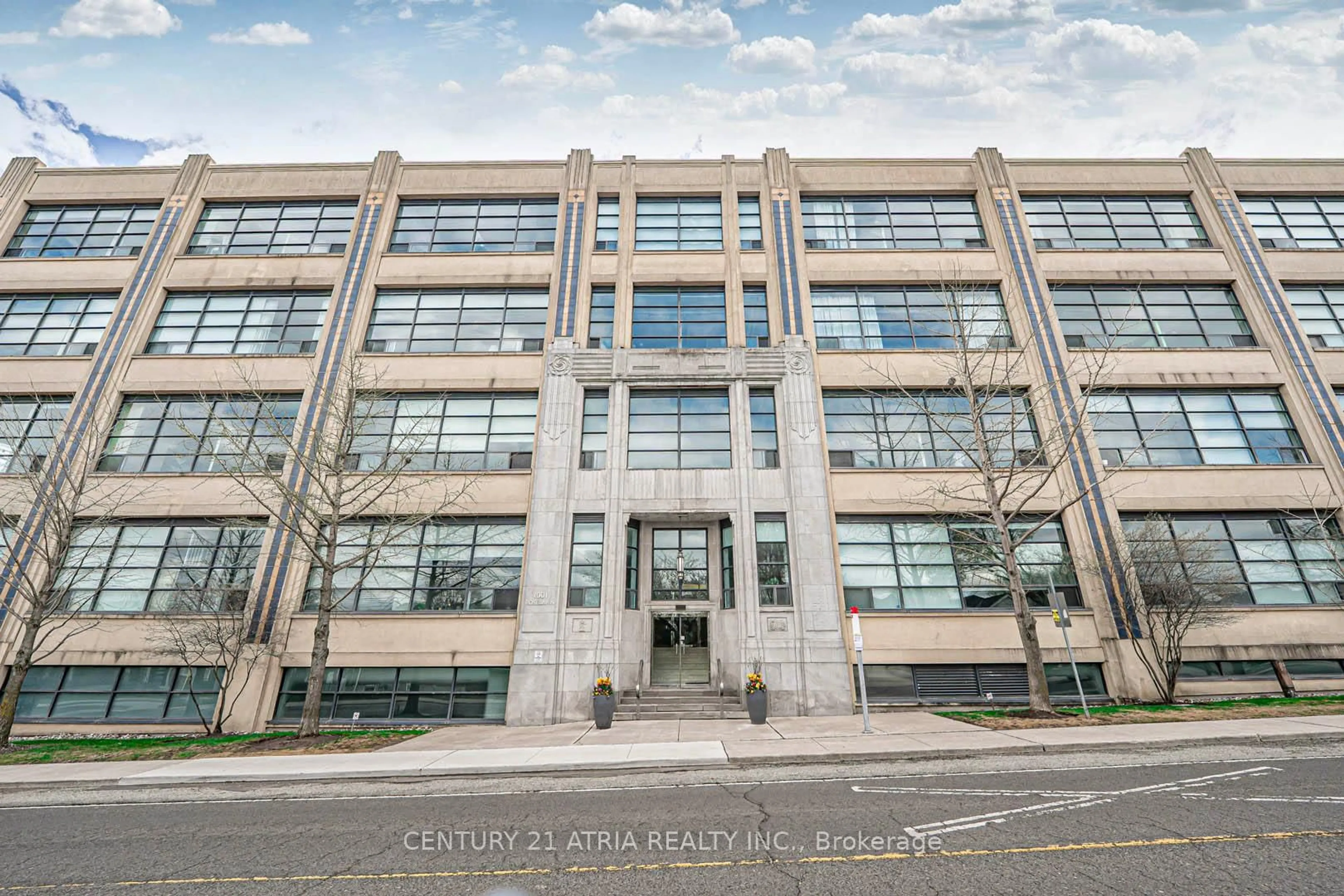 Indoor foyer for 1001 Roselawn Ave #318, Toronto Ontario M6B 4M4