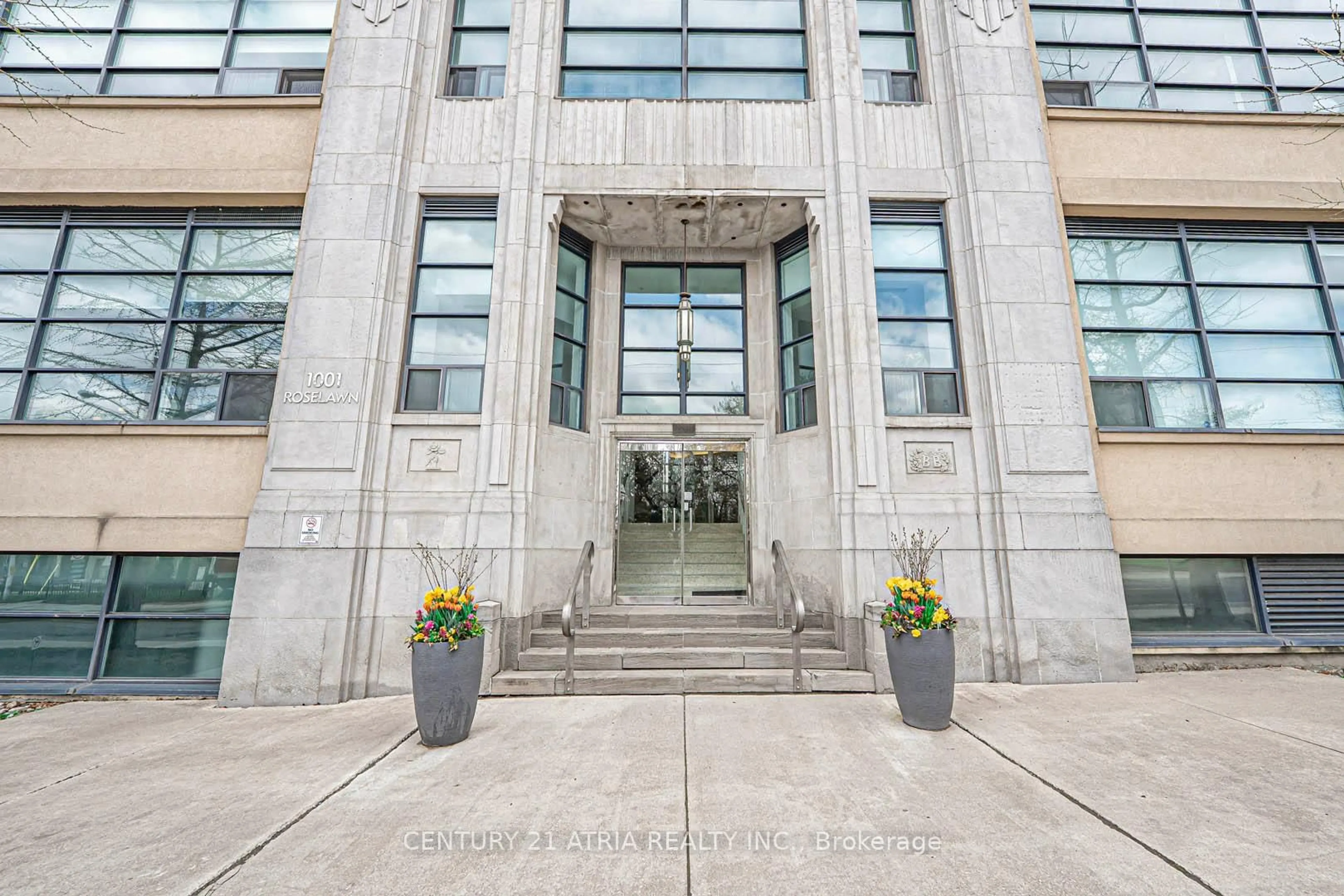 Indoor foyer for 1001 Roselawn Ave #318, Toronto Ontario M6B 4M4