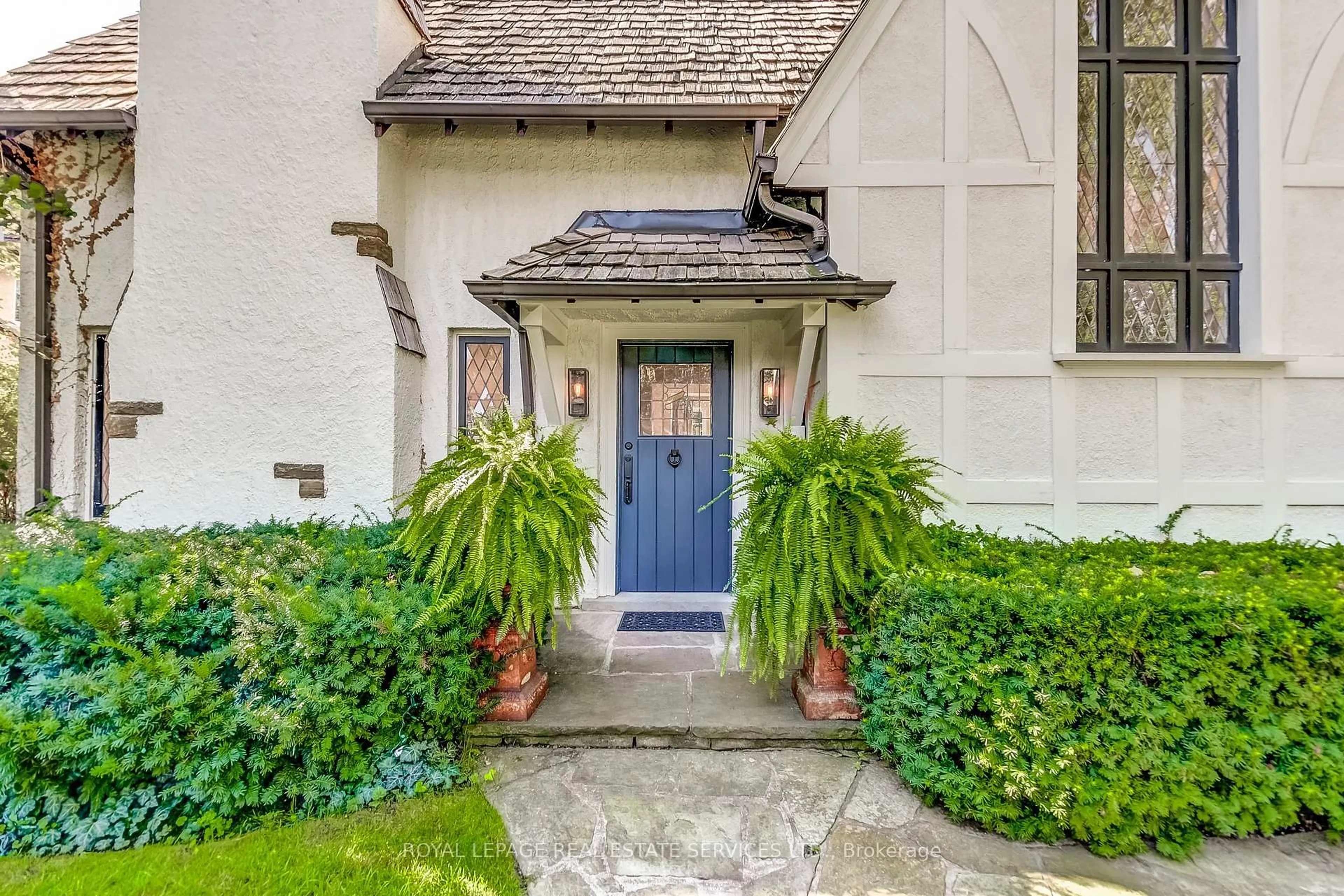 Indoor entryway for 39 Strath Ave, Toronto Ontario M8X 1R2
