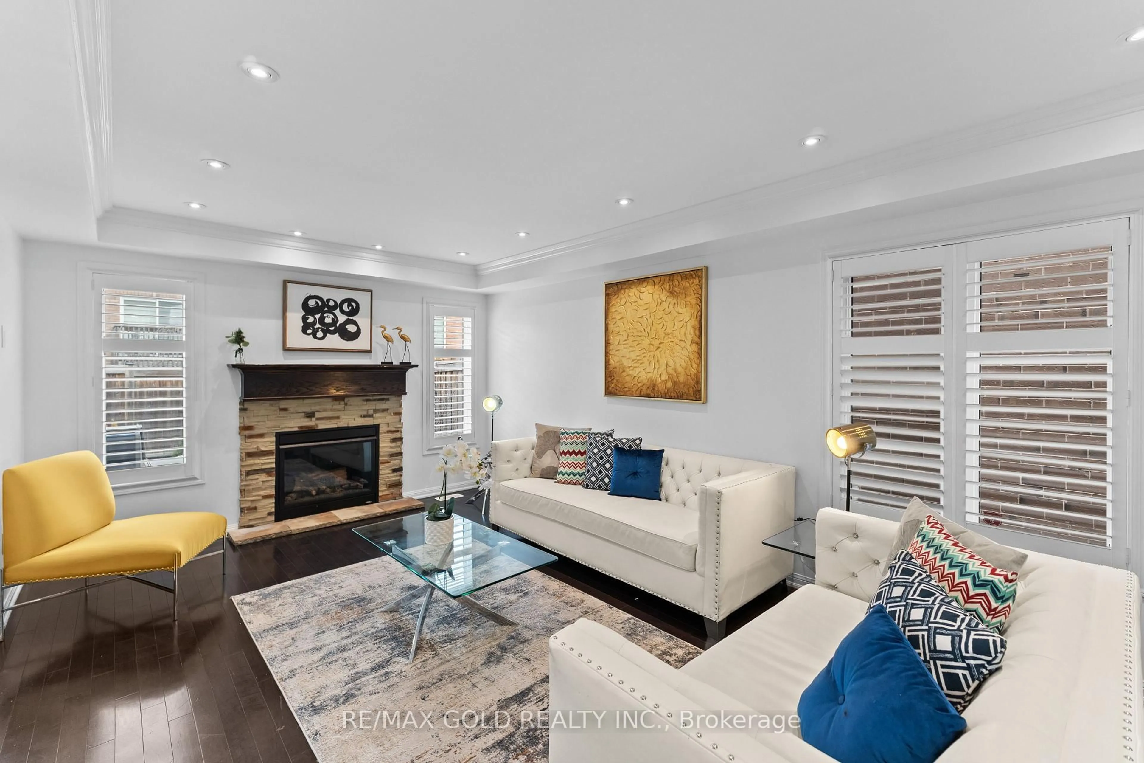 Living room with furniture, unknown for 15 Agricola Rd, Brampton Ontario L7A 0V1