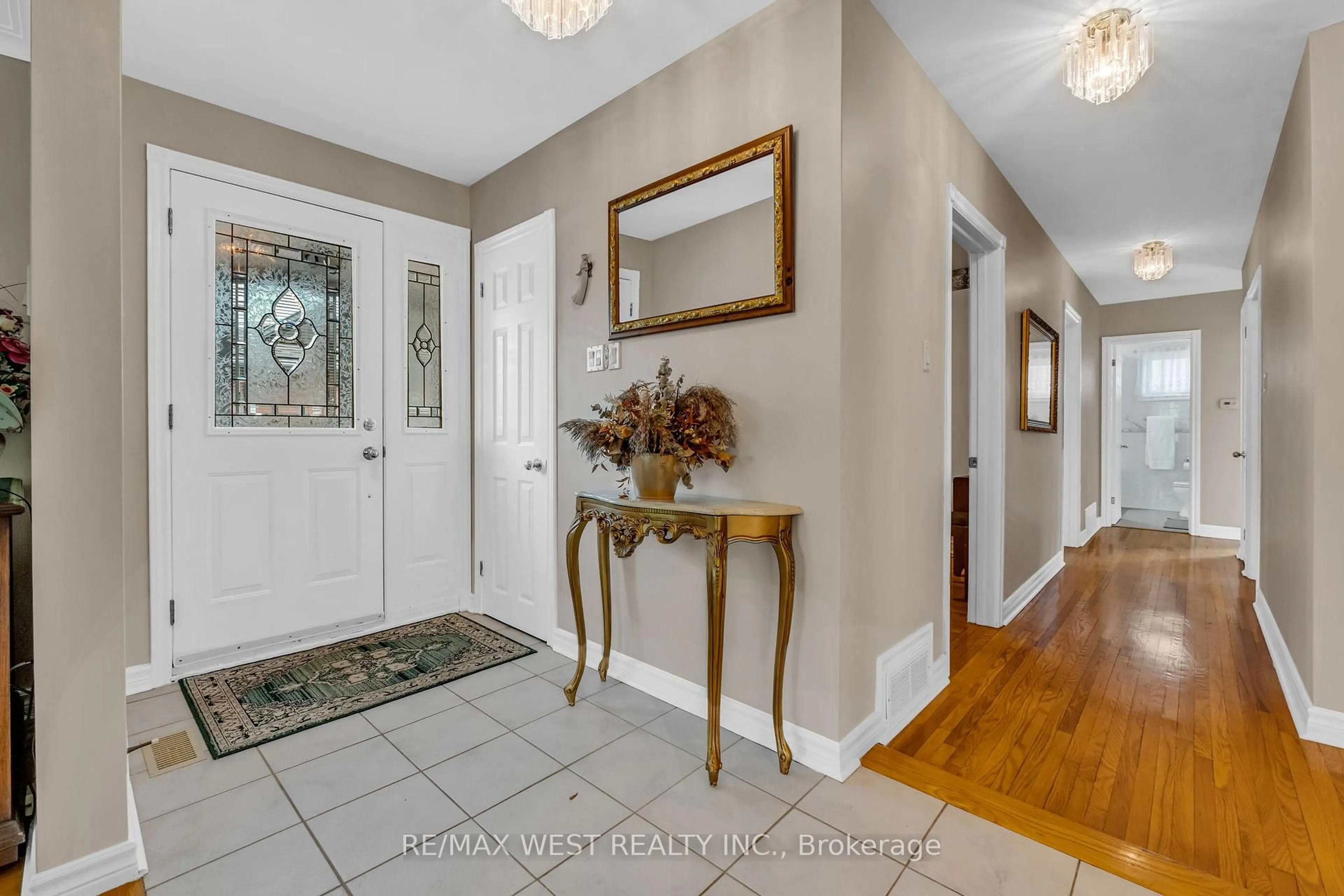 Indoor entryway for 15 Breadner Dr, Toronto Ontario M9R 3M3