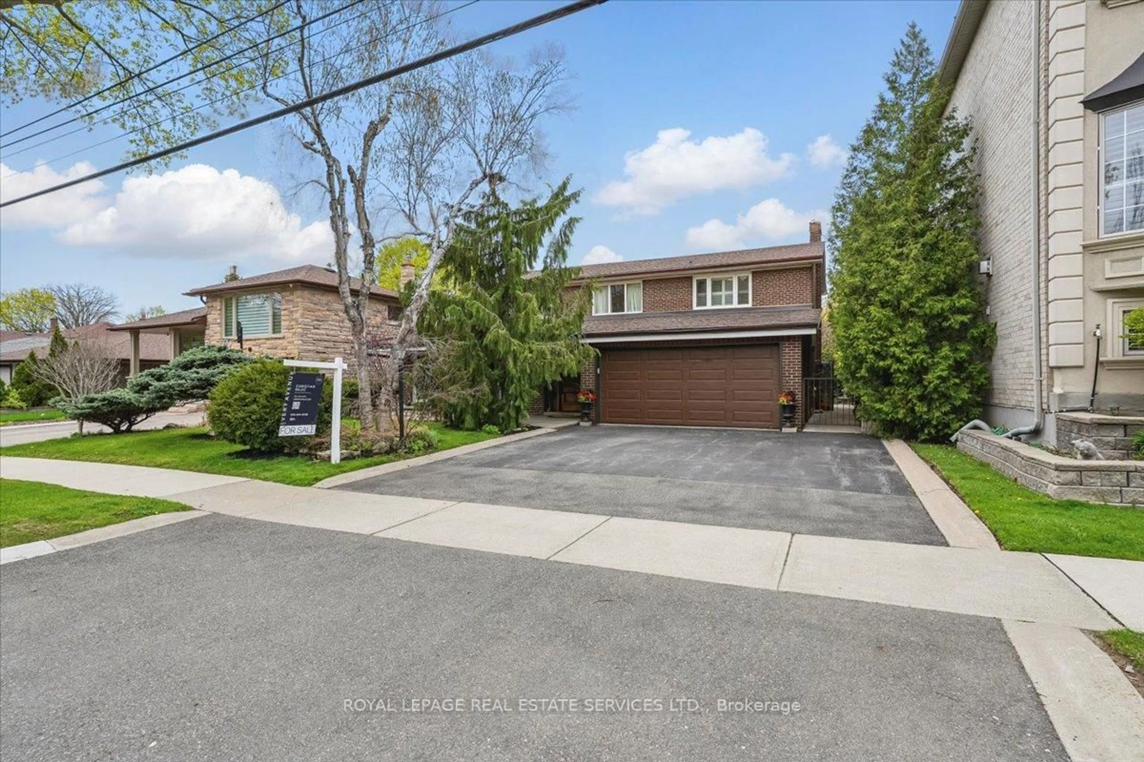 A pic from outside/outdoor area/front of a property/back of a property/a pic from drone, street for 116 Clement Rd, Toronto Ontario M9R 1Z2