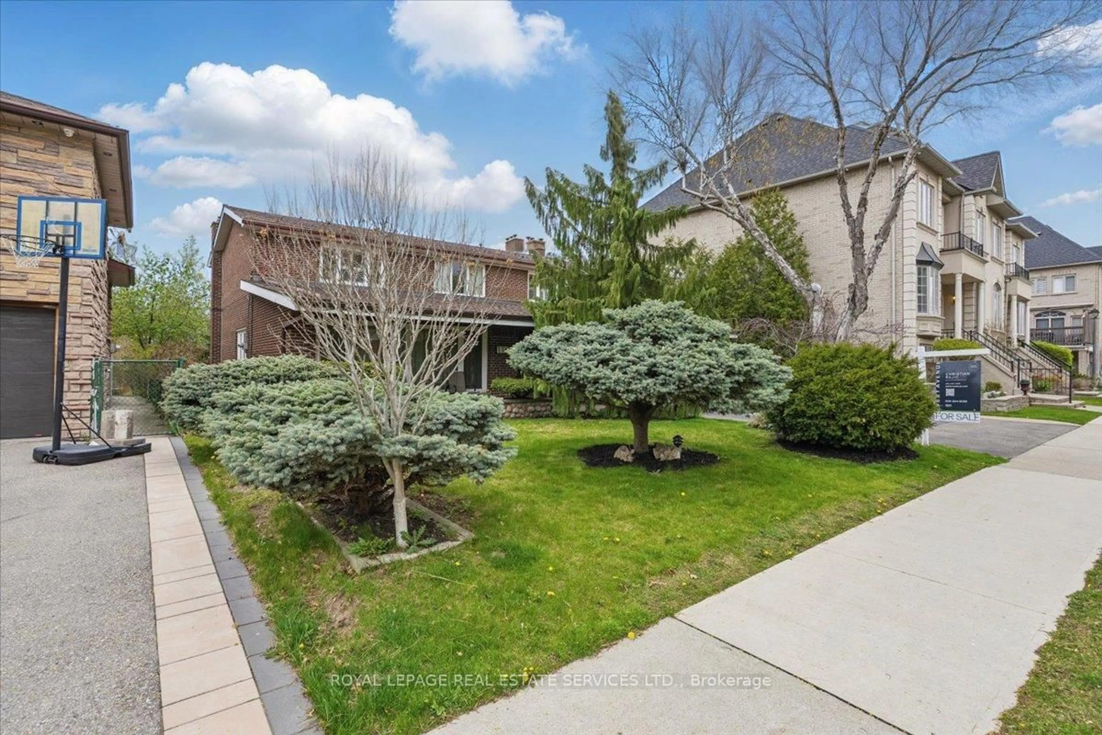 A pic from outside/outdoor area/front of a property/back of a property/a pic from drone, street for 116 Clement Rd, Toronto Ontario M9R 1Z2
