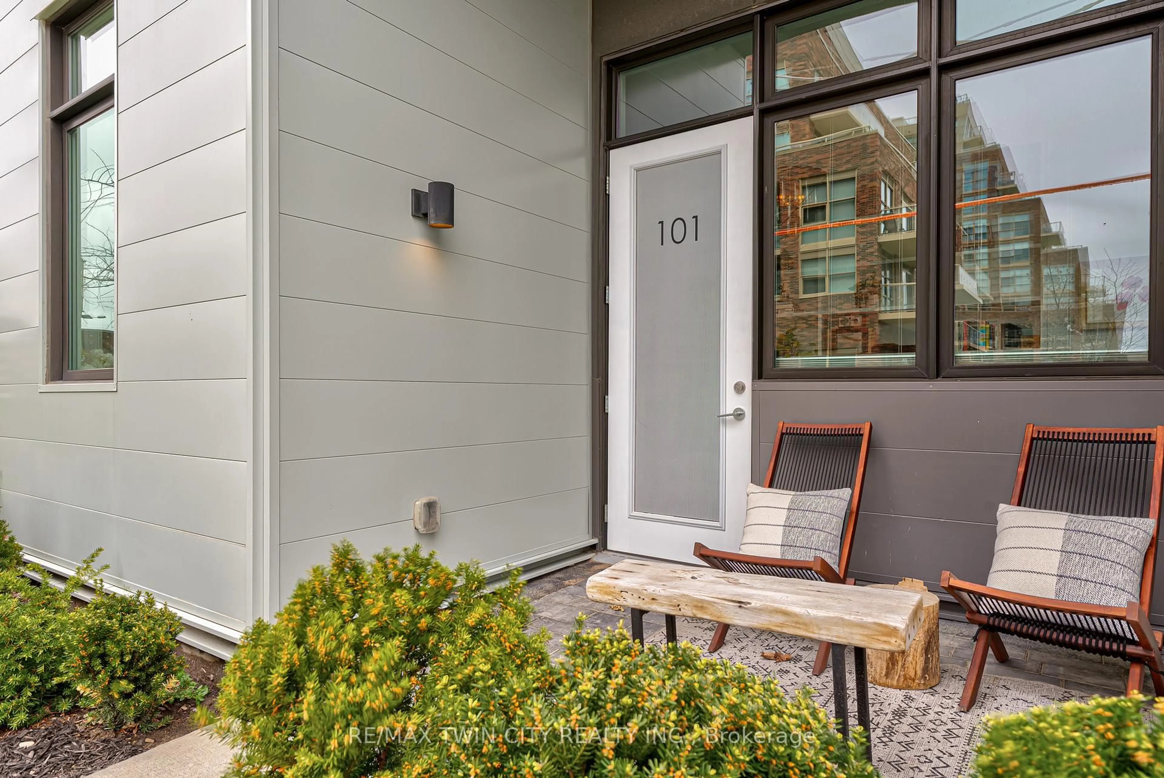 Indoor entryway for 385 Osler St #101, Toronto Ontario M6N 2Z4