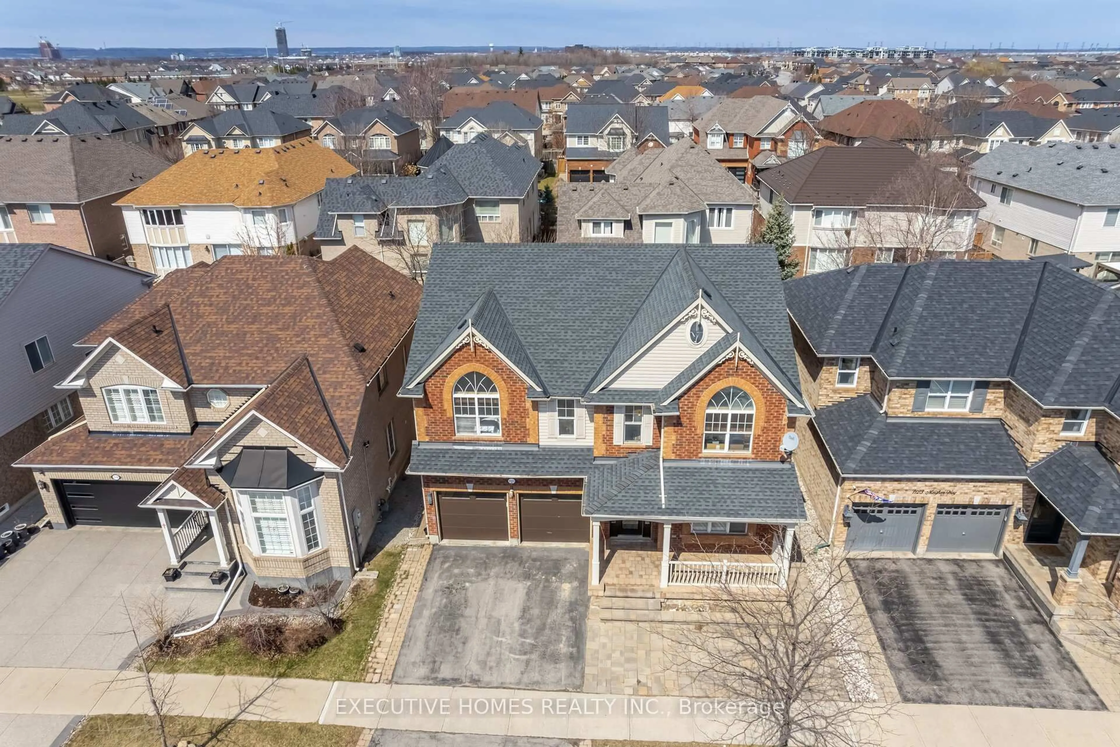 A pic from outside/outdoor area/front of a property/back of a property/a pic from drone, street for 1121 Meighen Way, Milton Ontario L9T 6V6