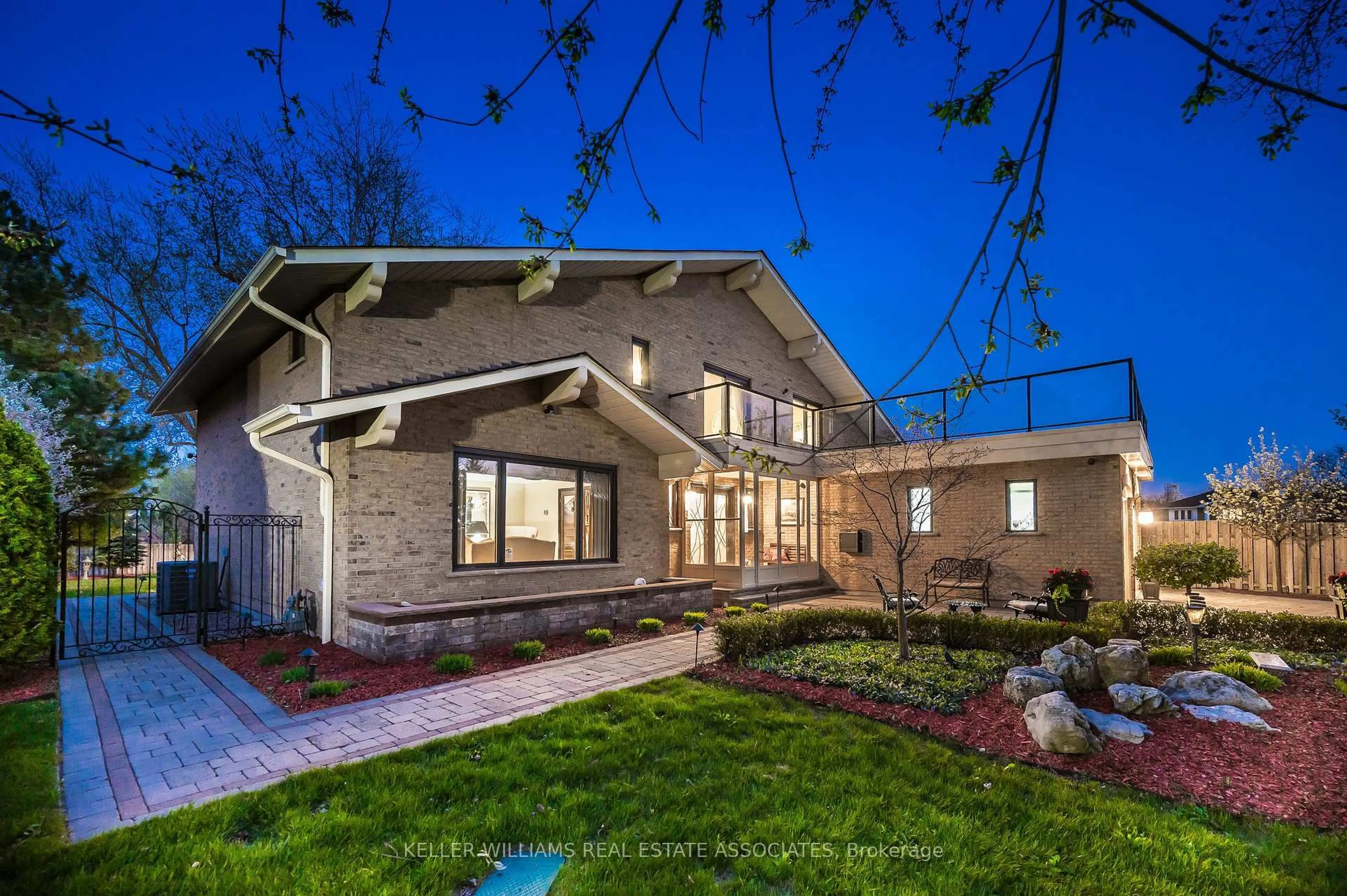 Home with brick exterior material, unknown for 1702 Carrington Rd, Mississauga Ontario L5M 2K2
