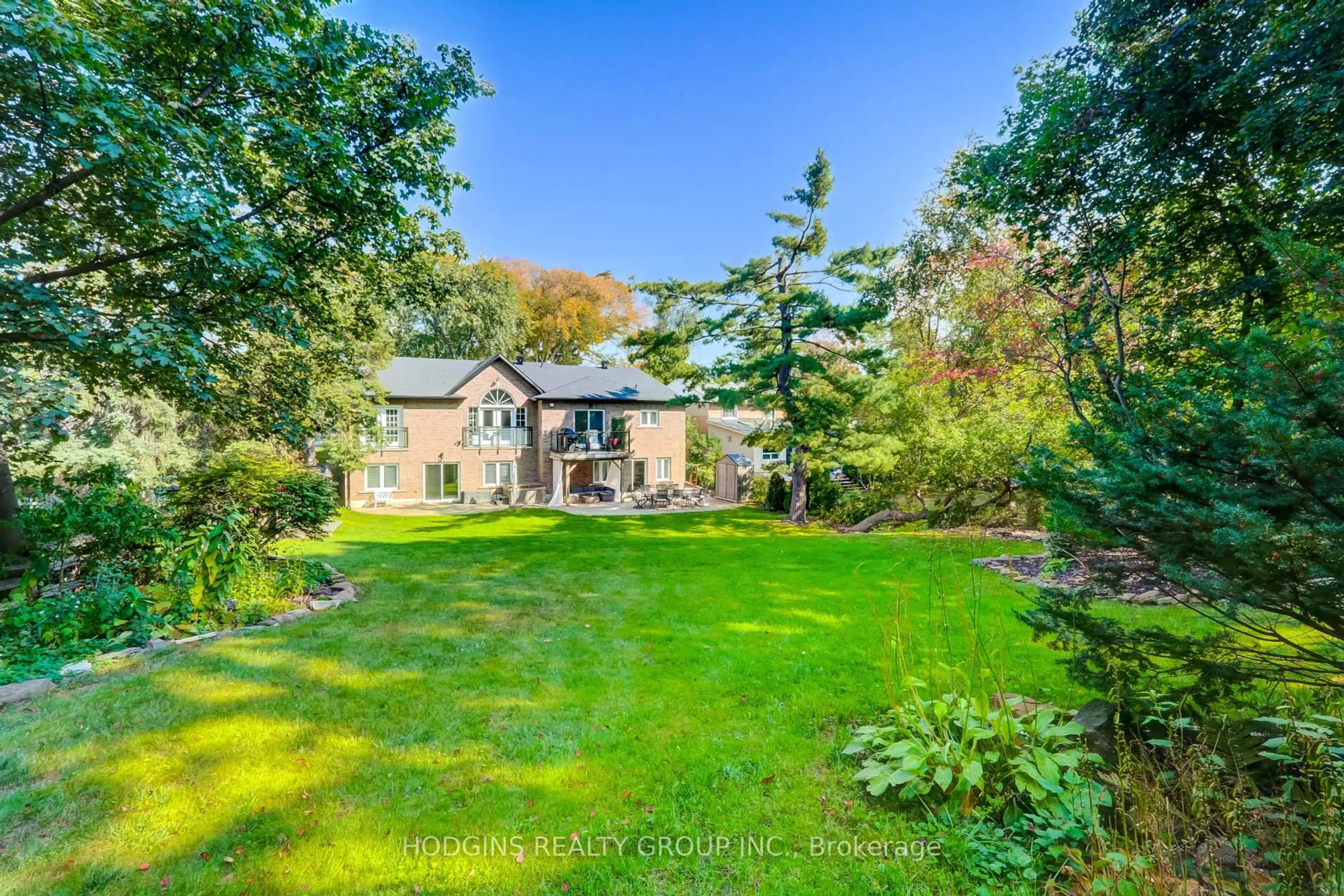 A pic from outside/outdoor area/front of a property/back of a property/a pic from drone, unknown for 1520 Drymen Cres, Mississauga Ontario L5G 2P2