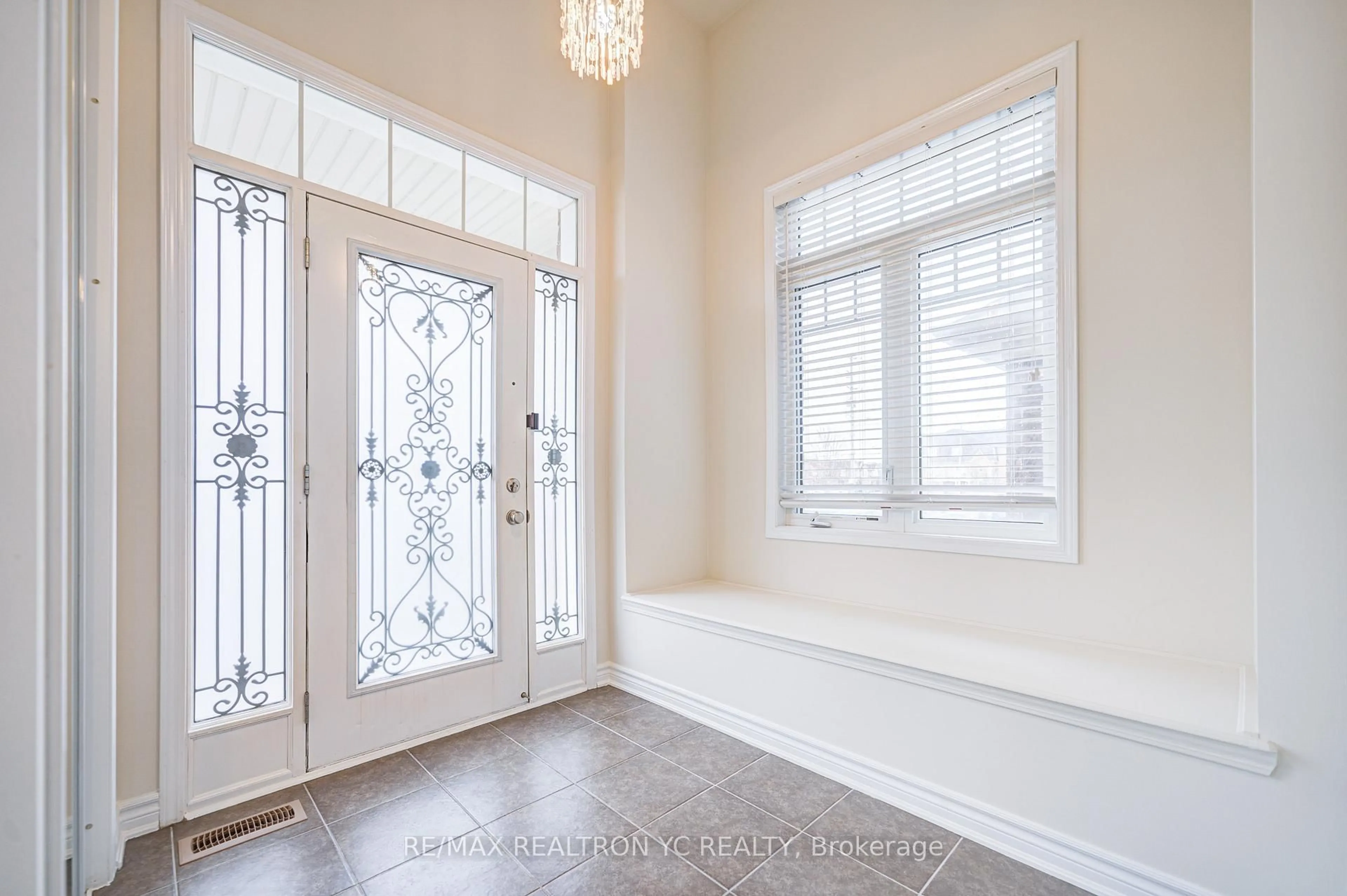 Indoor entryway for 1014 Biason Circ, Milton Ontario L9T 8S9