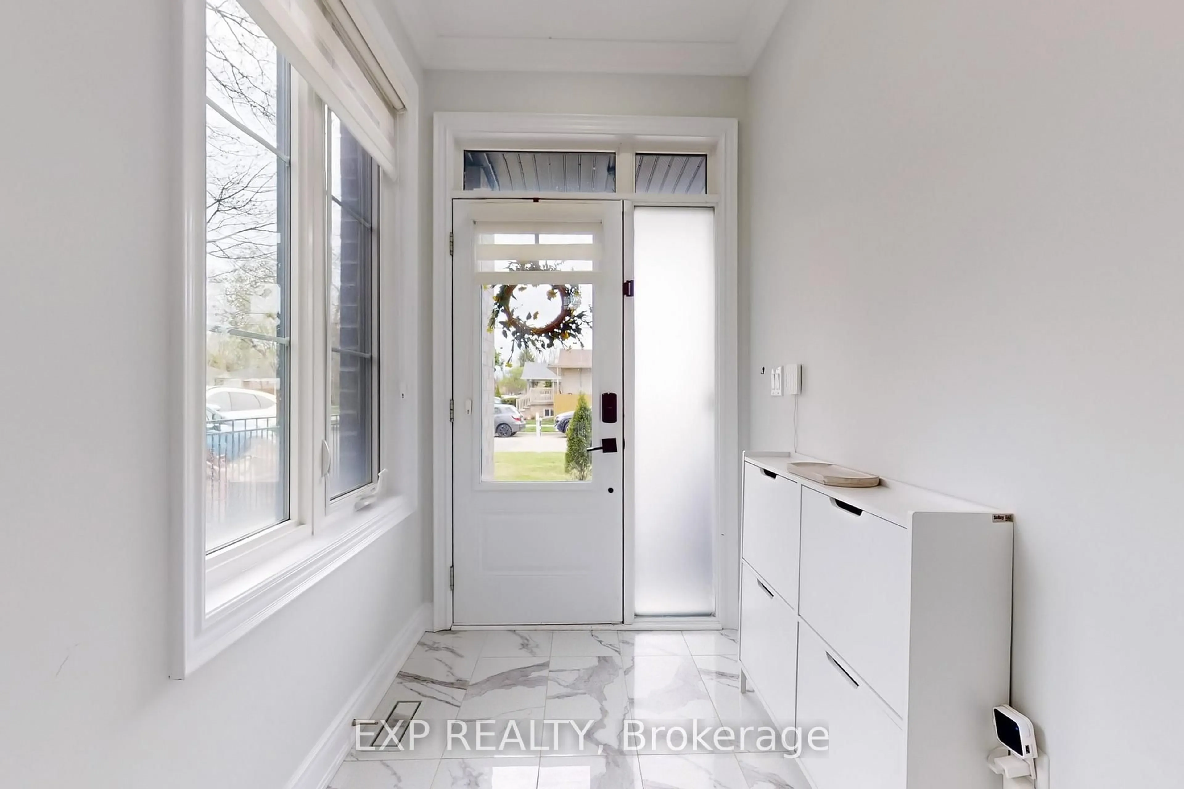 Indoor entryway for 1625 Blanefield Rd, Mississauga Ontario L5G 0C4
