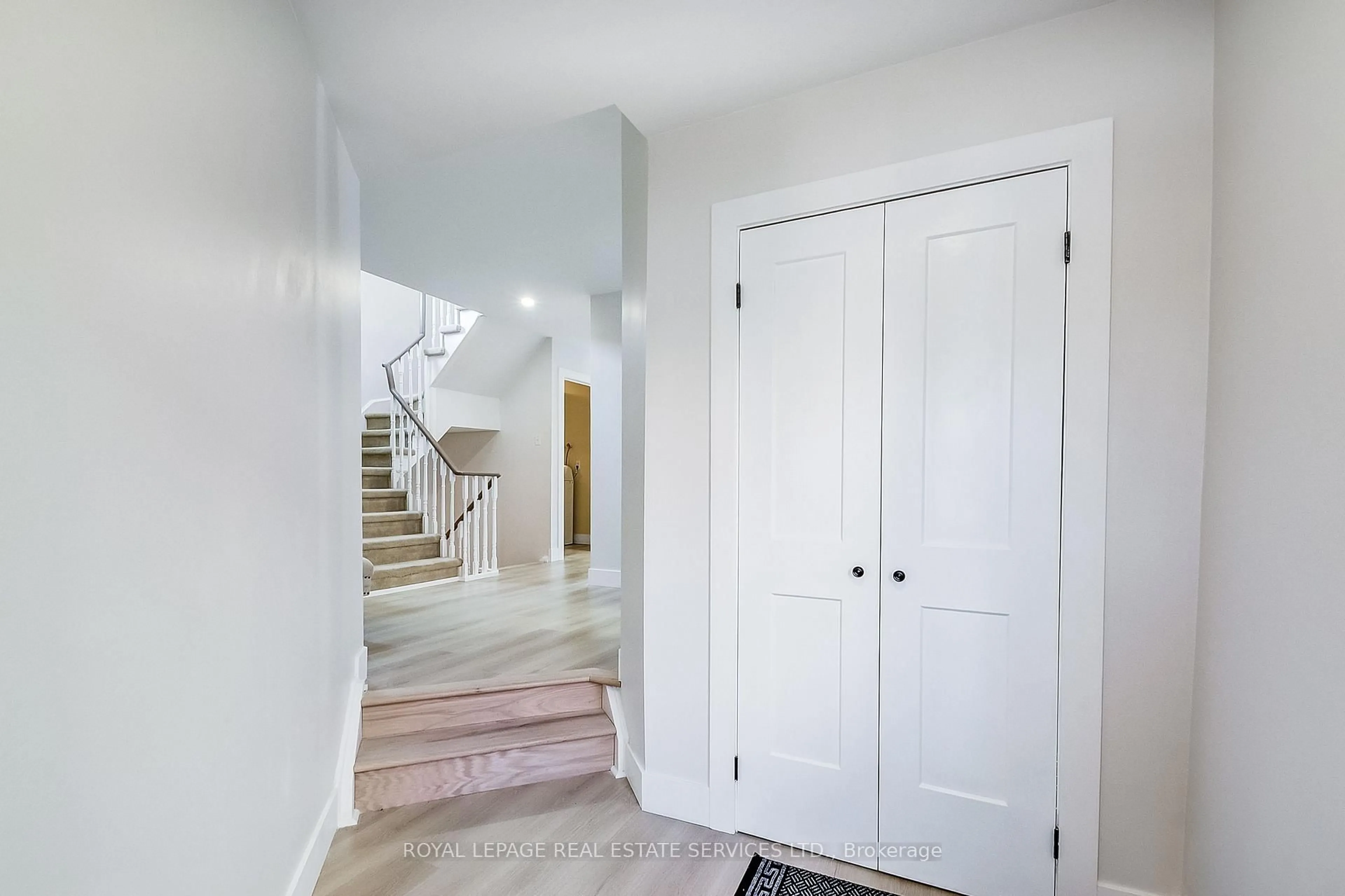 Indoor entryway for 2192 Margot St, Oakville Ontario L6H 3M1