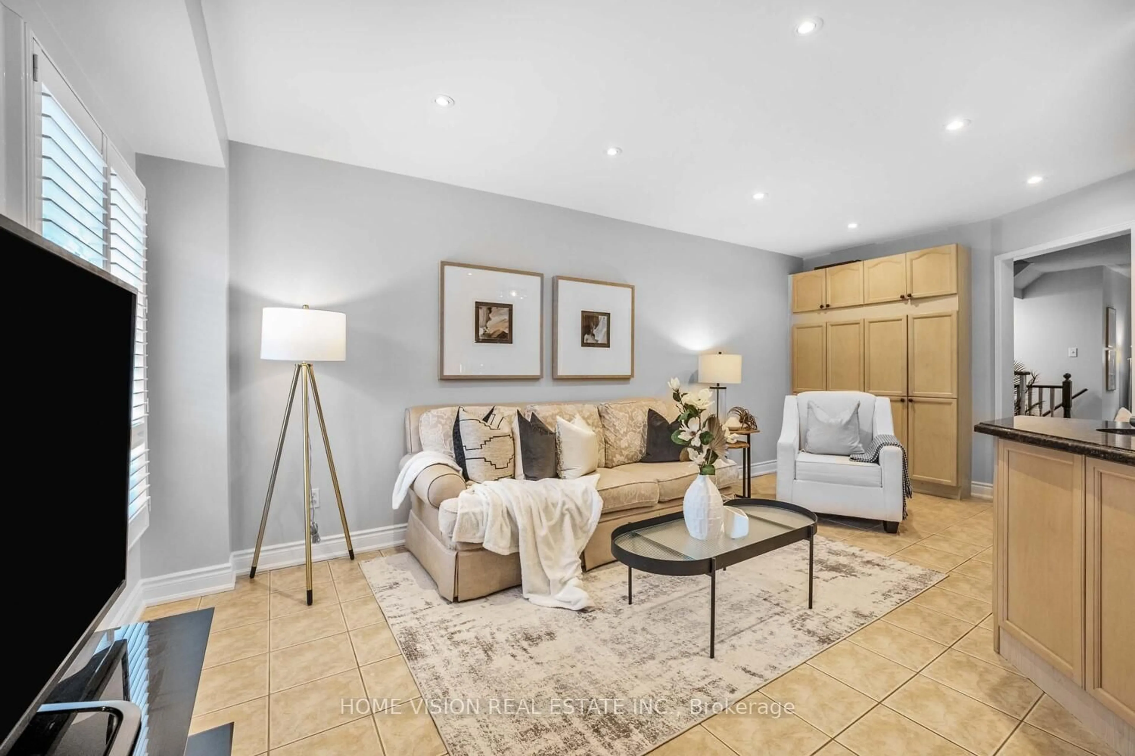 Living room with furniture, unknown for 5894 Delle Donne Dr, Mississauga Ontario L5M 7A3