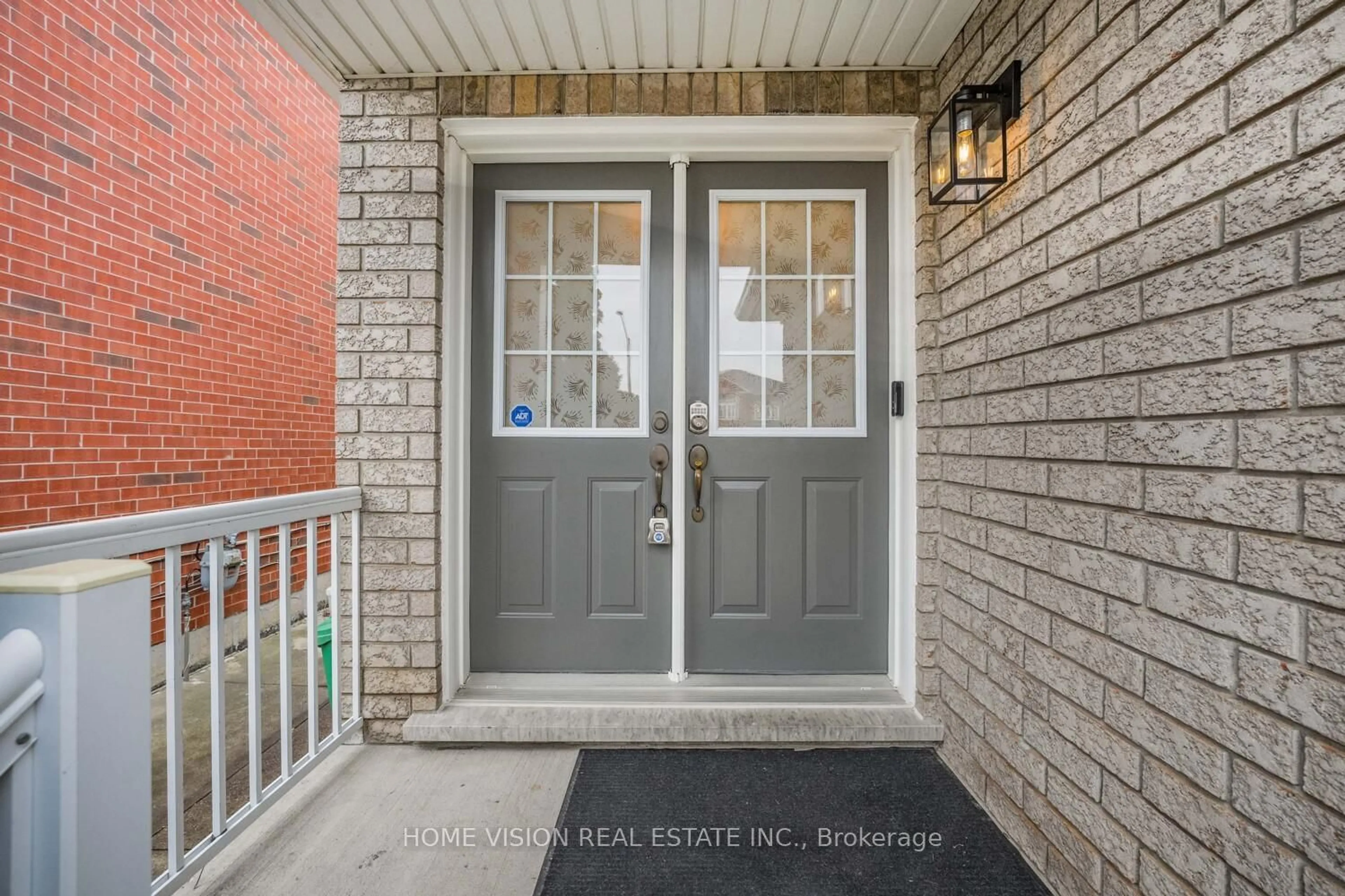 Indoor entryway for 5894 Delle Donne Dr, Mississauga Ontario L5M 7A3