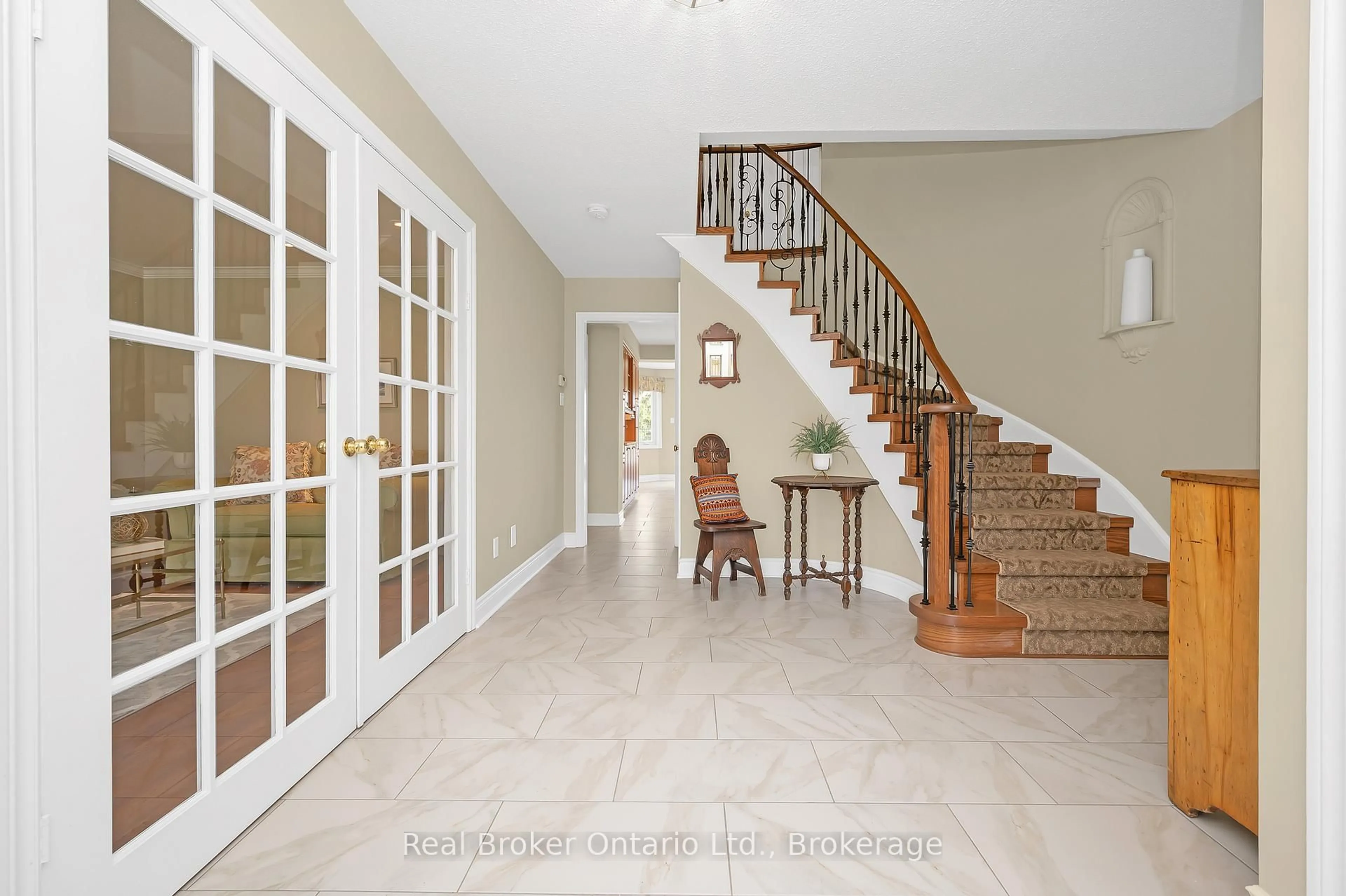 Indoor foyer for 2015 Grosvenor St, Oakville Ontario L6H 5A2