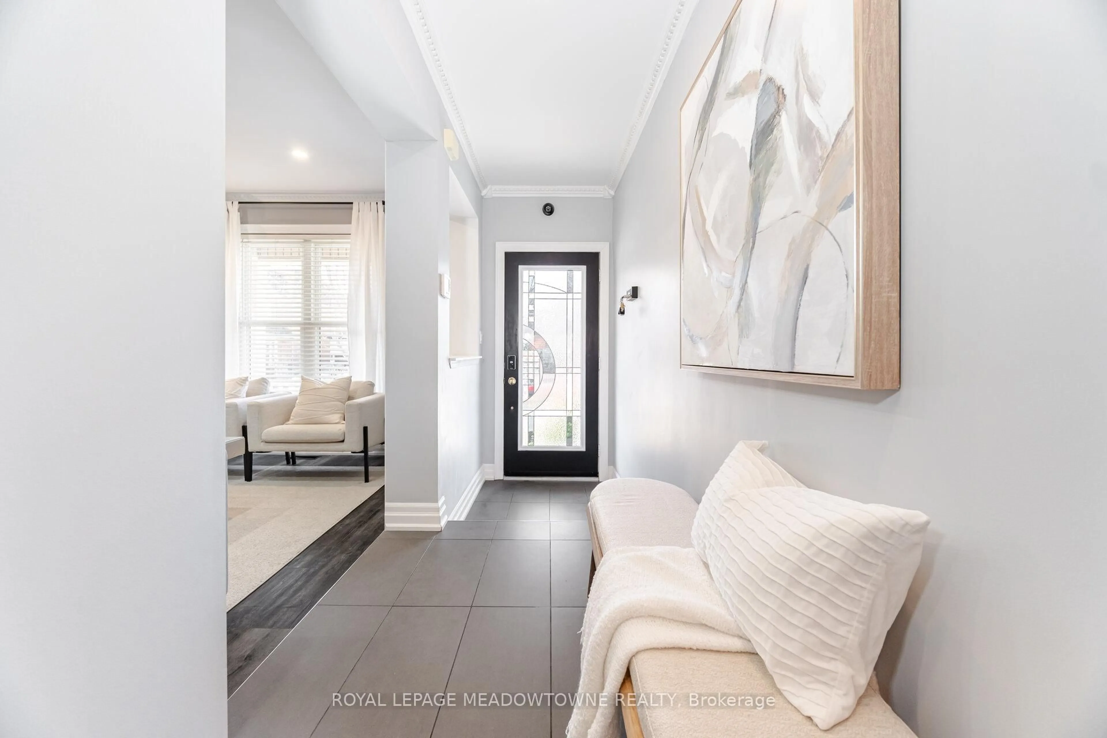 Indoor entryway for 1240 Field Dr, Milton Ontario L9T 6G4