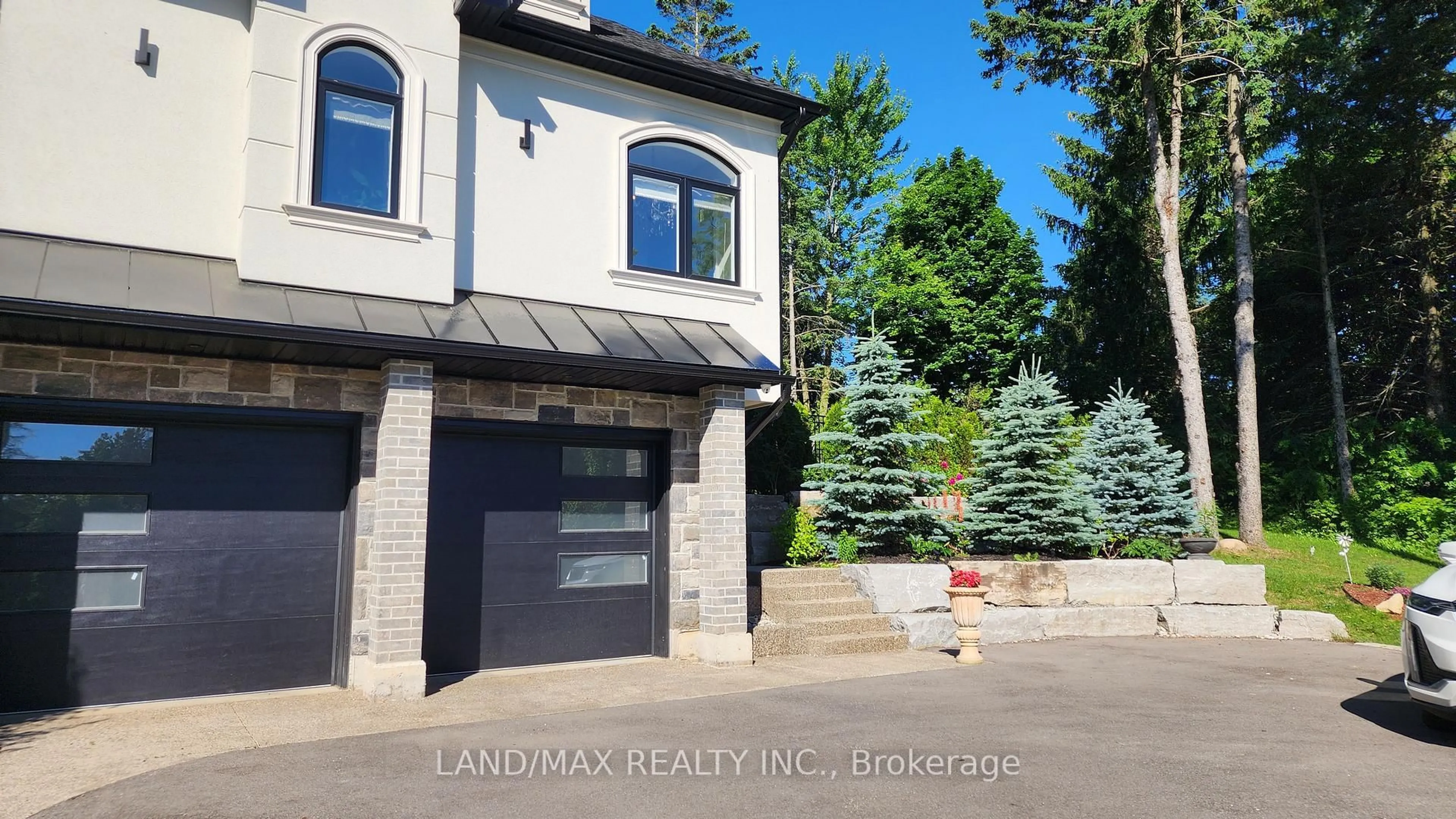 Indoor entryway for 5040 Mount Nemo Cres, Burlington Ontario L7M 0T6